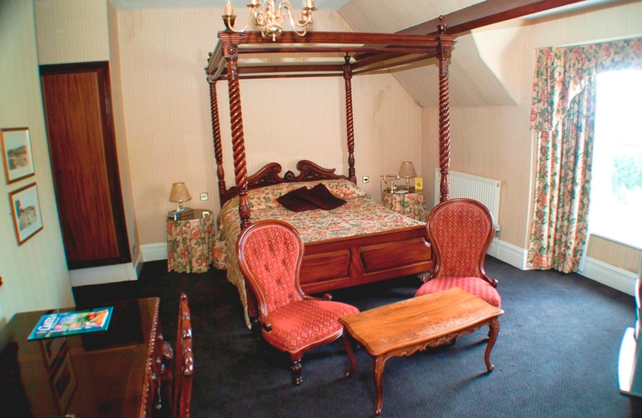 Double Room with Four Poster Bed - Photo 12