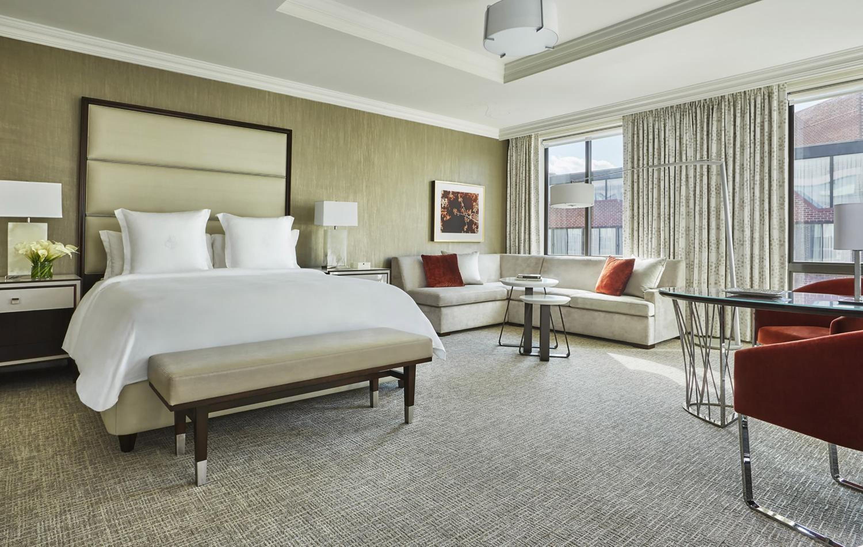 Grand Premier Room with One King Bed - Photo 3
