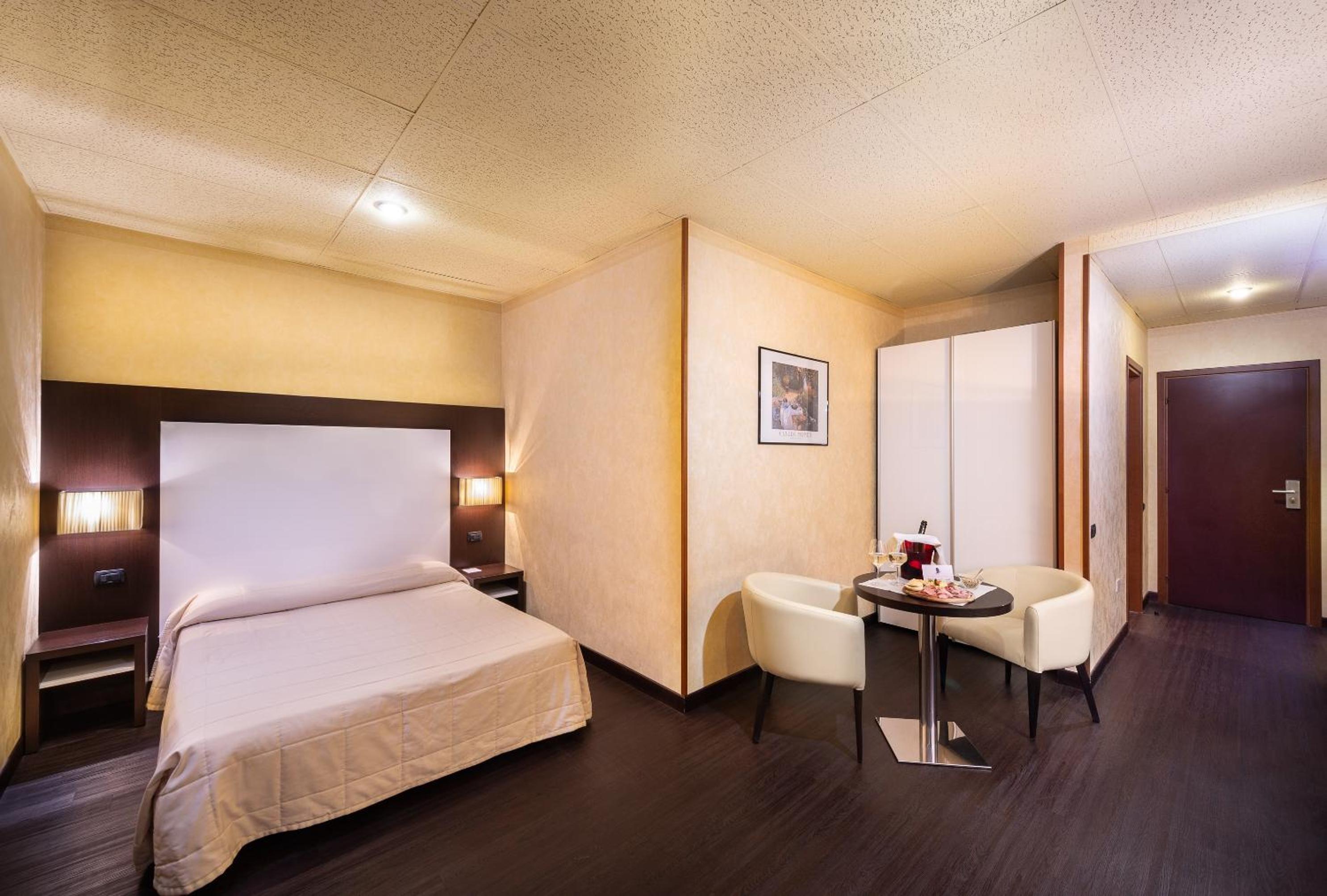 Standard Double Room - Photo 2