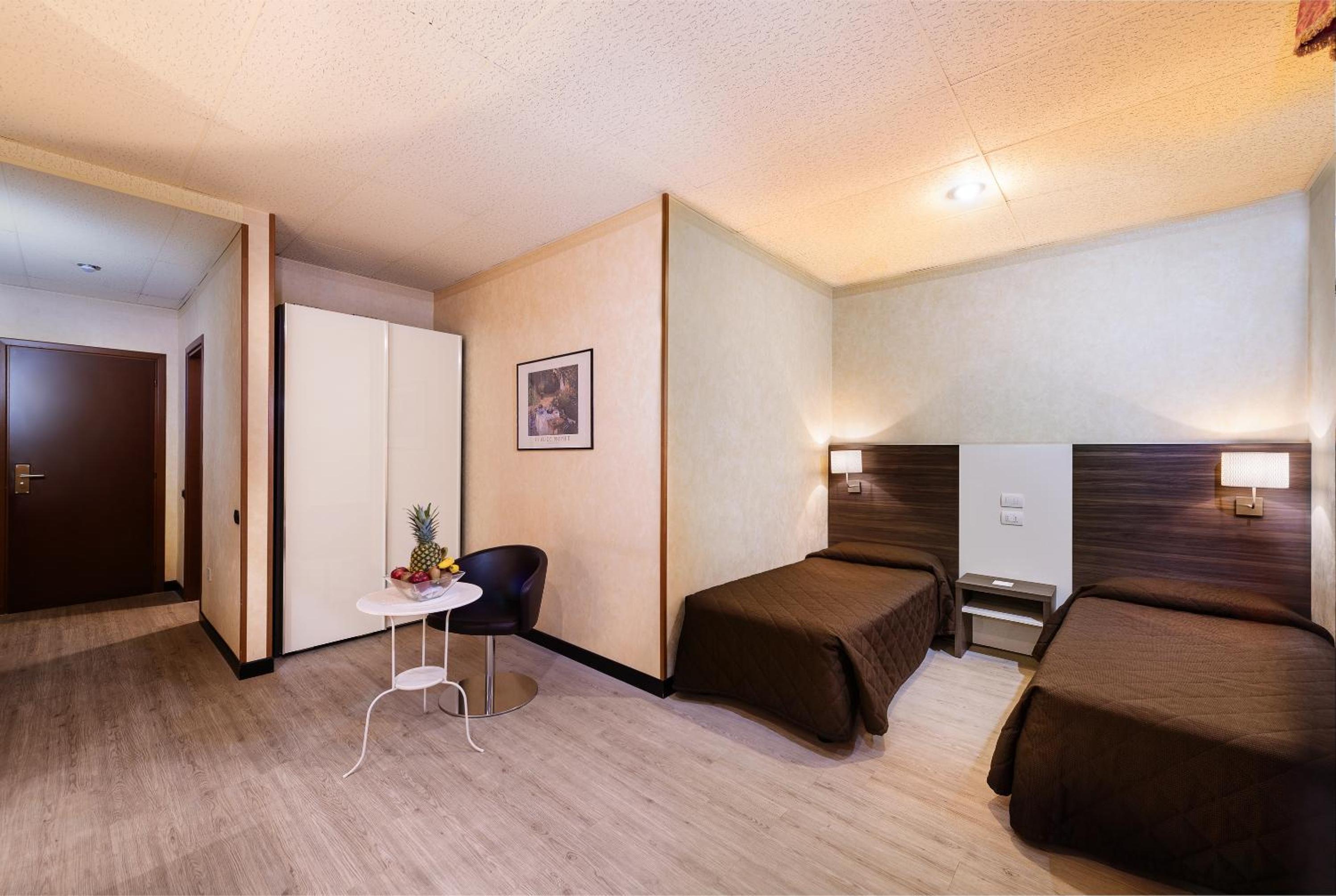 Standard Twin Room - Photo 4