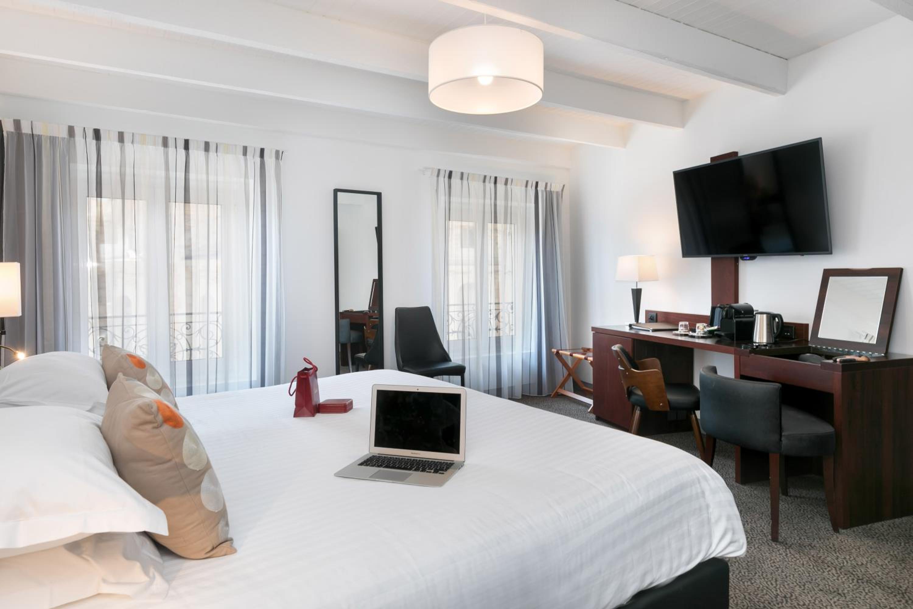Deluxe Double Room - Photo 12