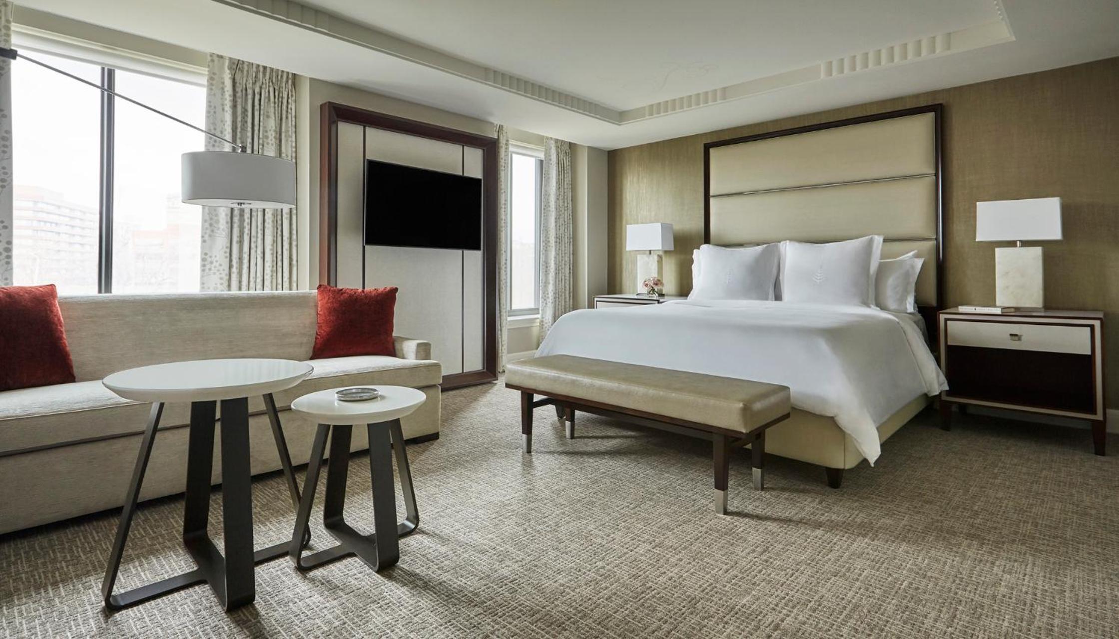 Premier Room with One King Bed - Photo 3