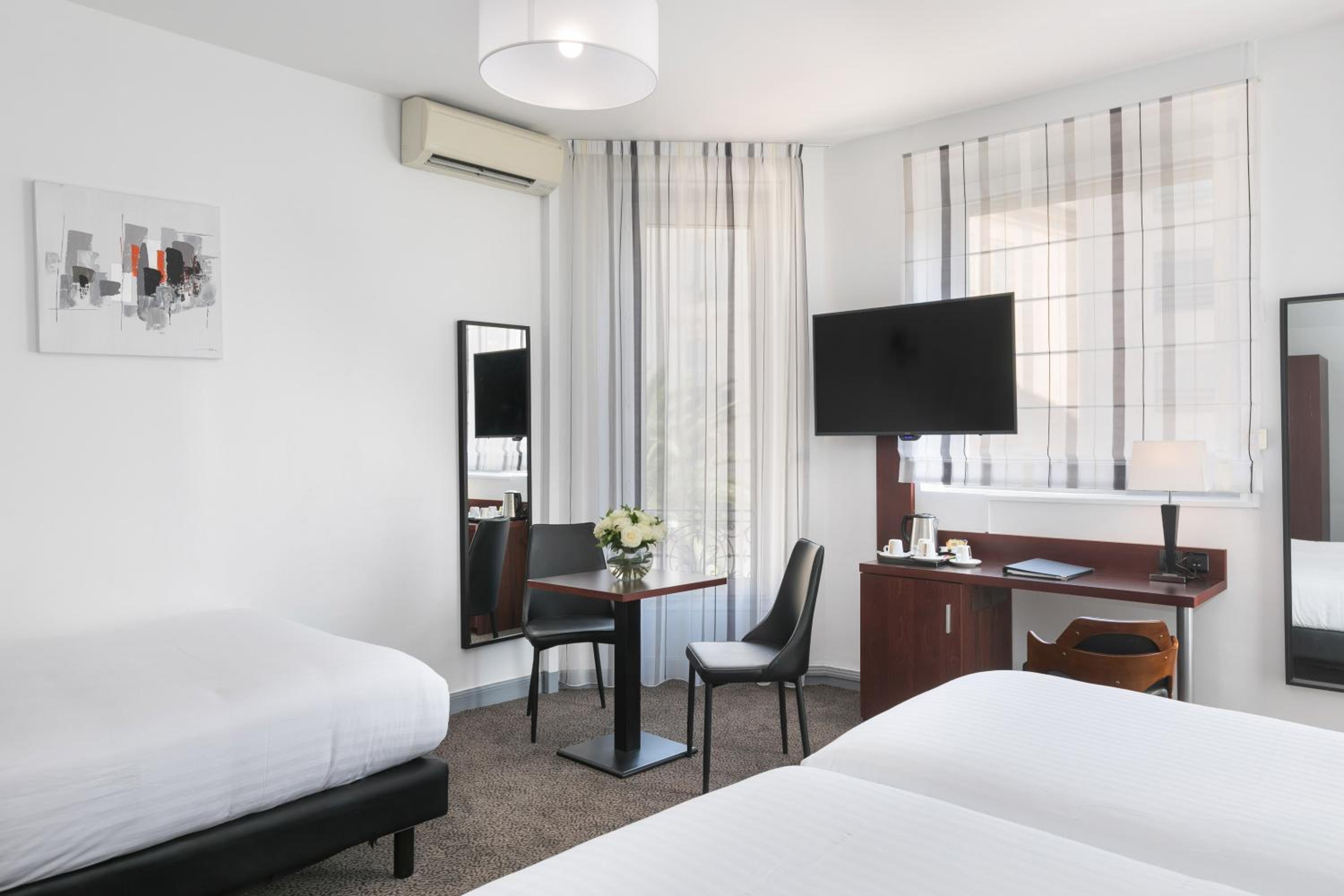 Prestige Room - Photo 12