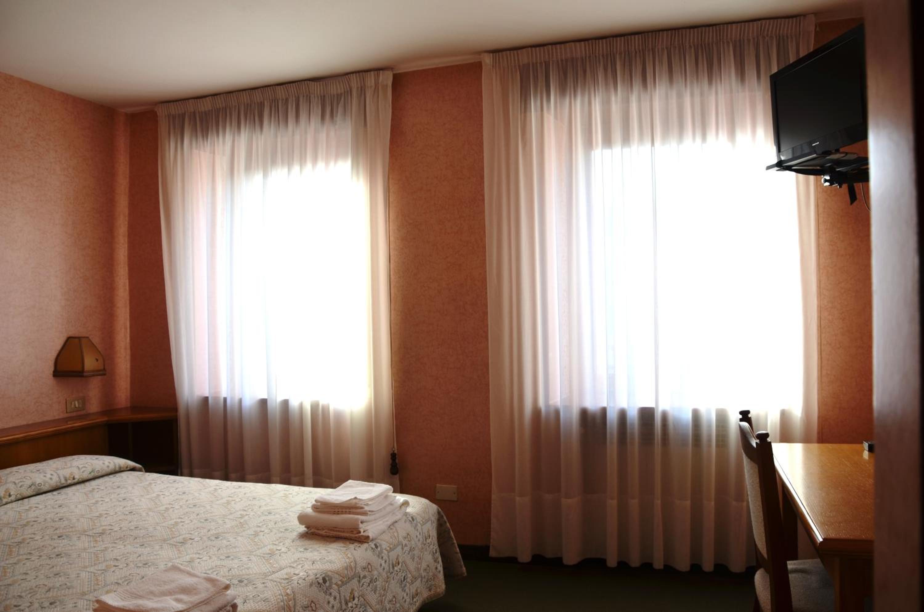 Standard Double or Twin Room photo 1