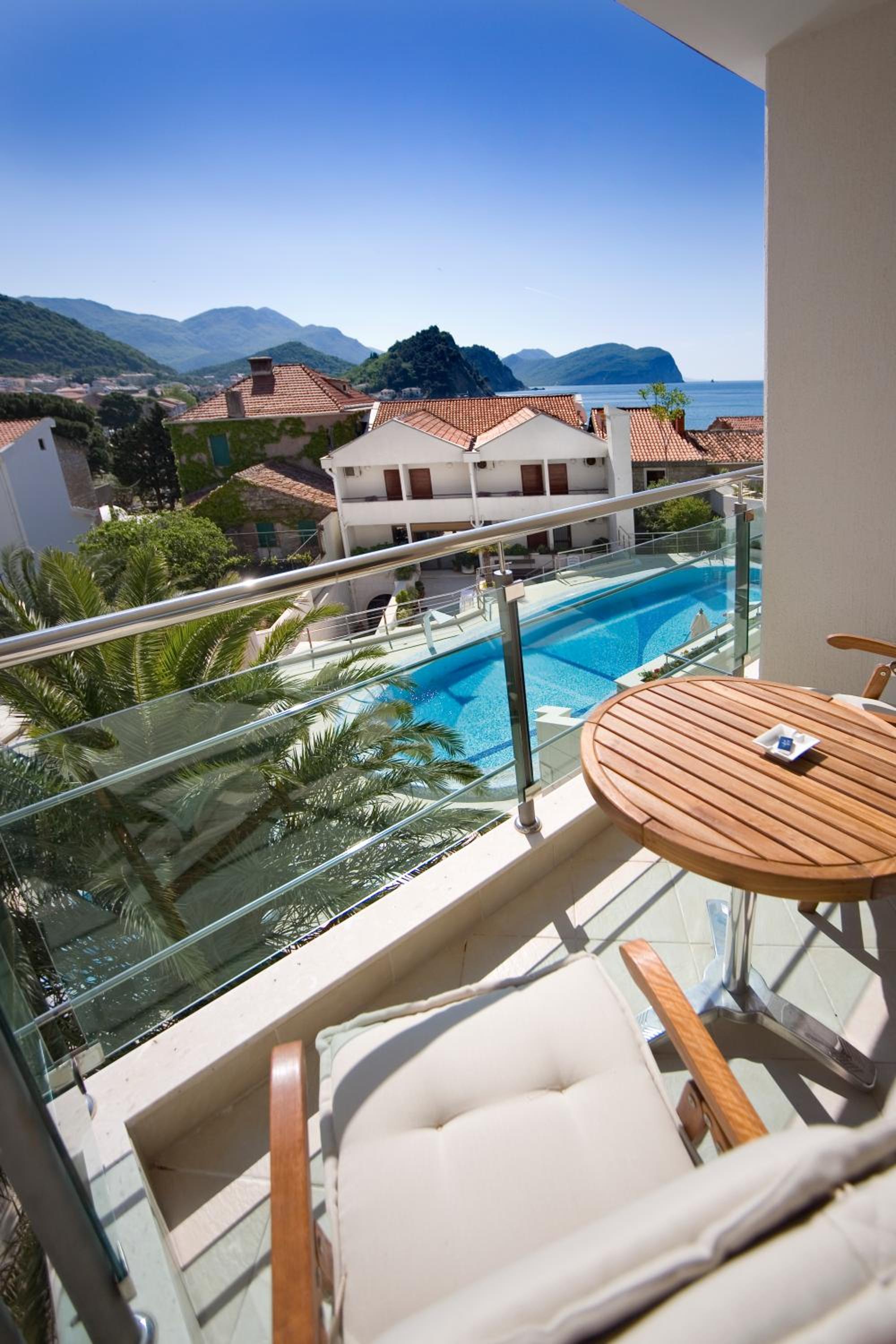 Standard Double Room with Pool View - Photo 5