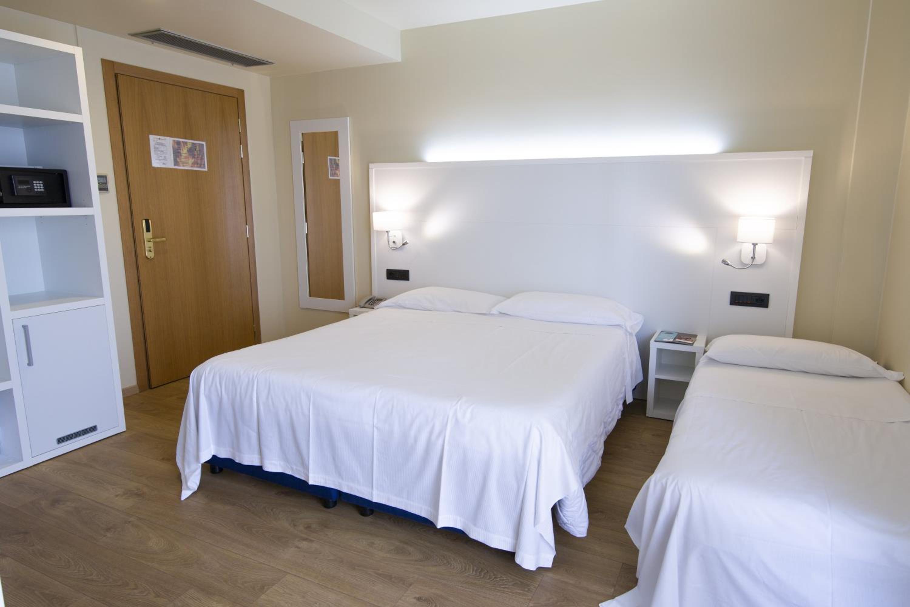 Quadruple Room - Disability Access - Photo 6