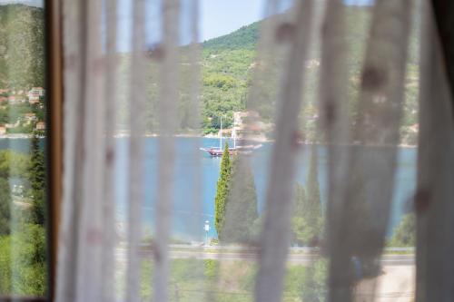 One Bedroom Apartment with Balcony and Sea View photo 3