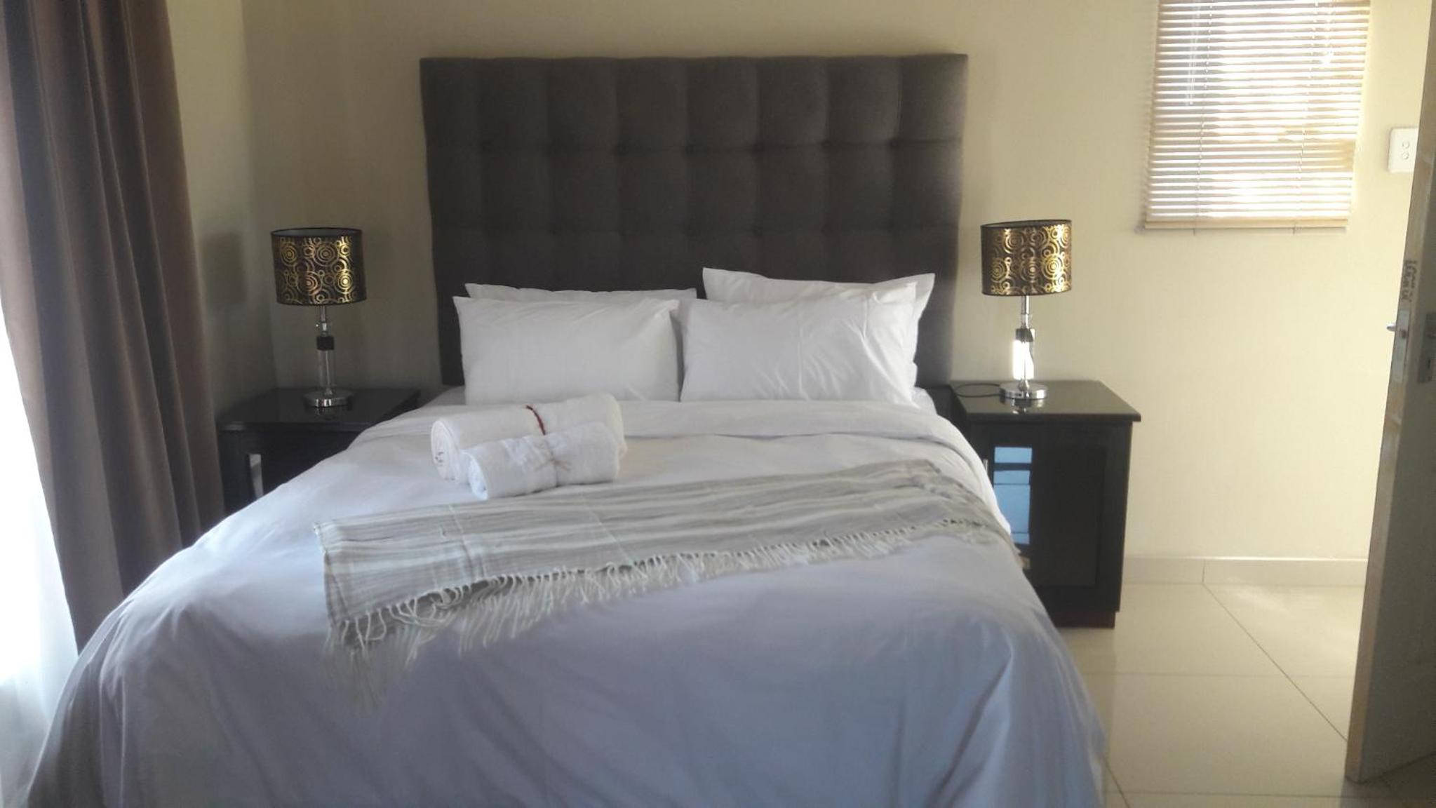Deluxe Queen Suite - Photo 2