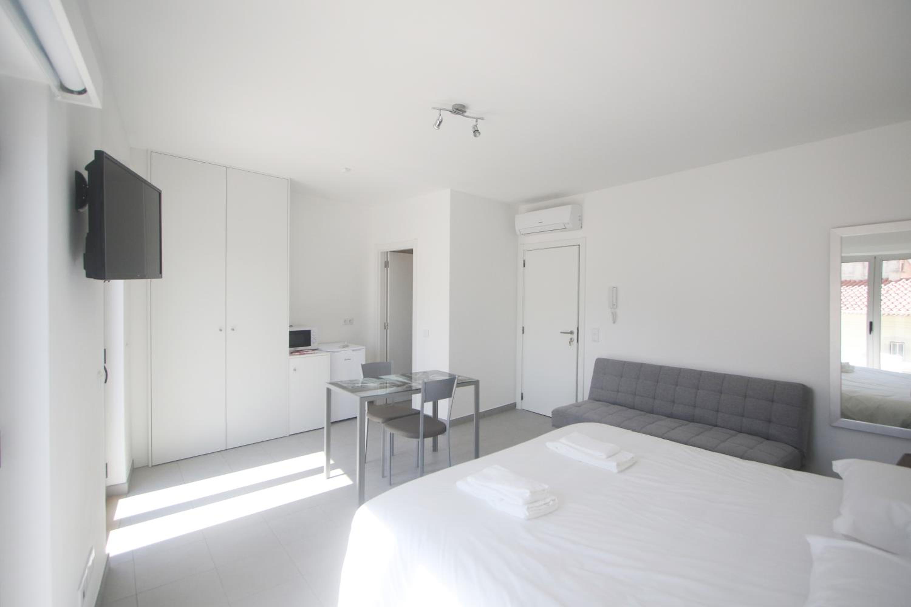 Double or Twin Room with Private Bathroom - Photo 5