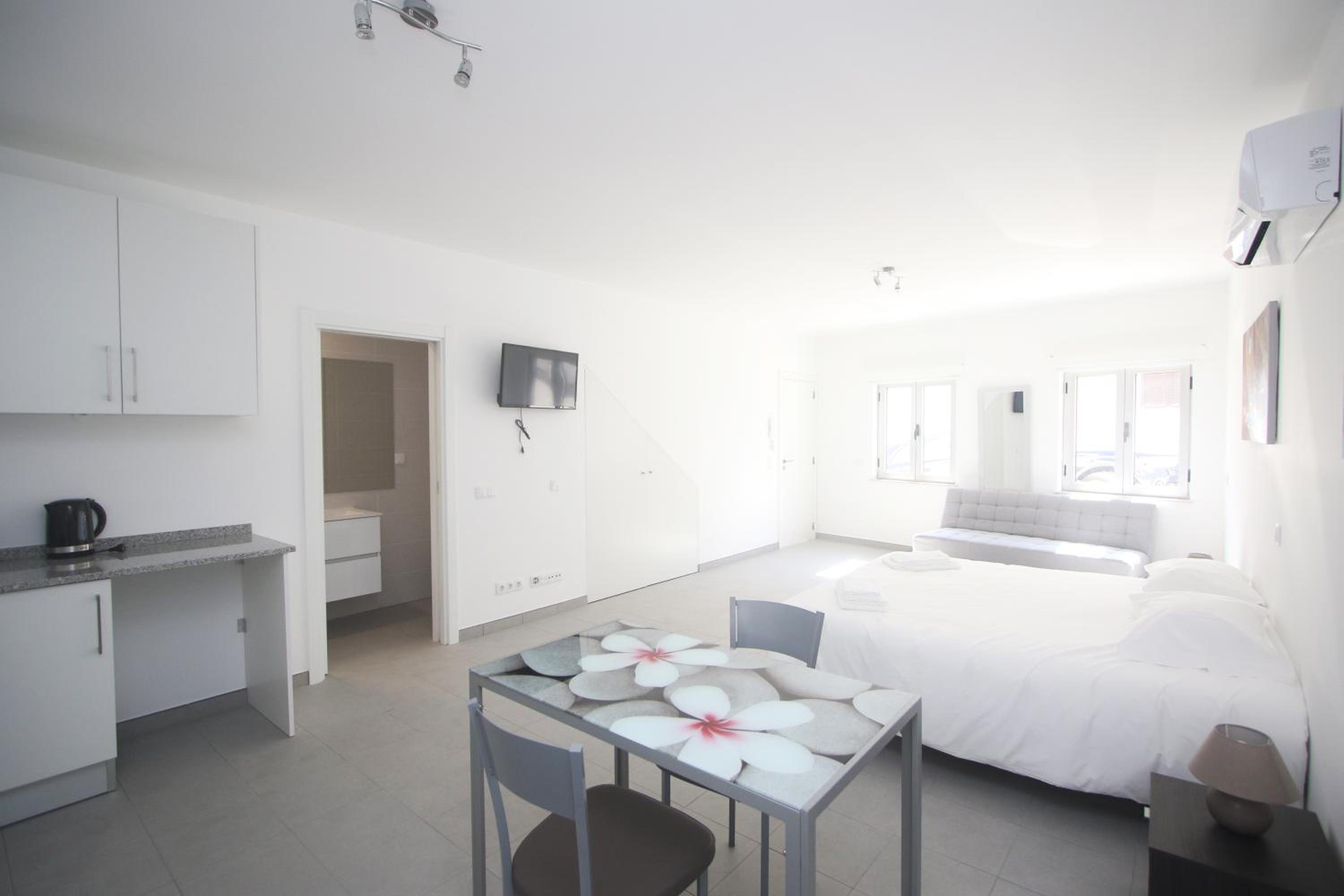 Double or Twin Room with Private Bathroom photo 3