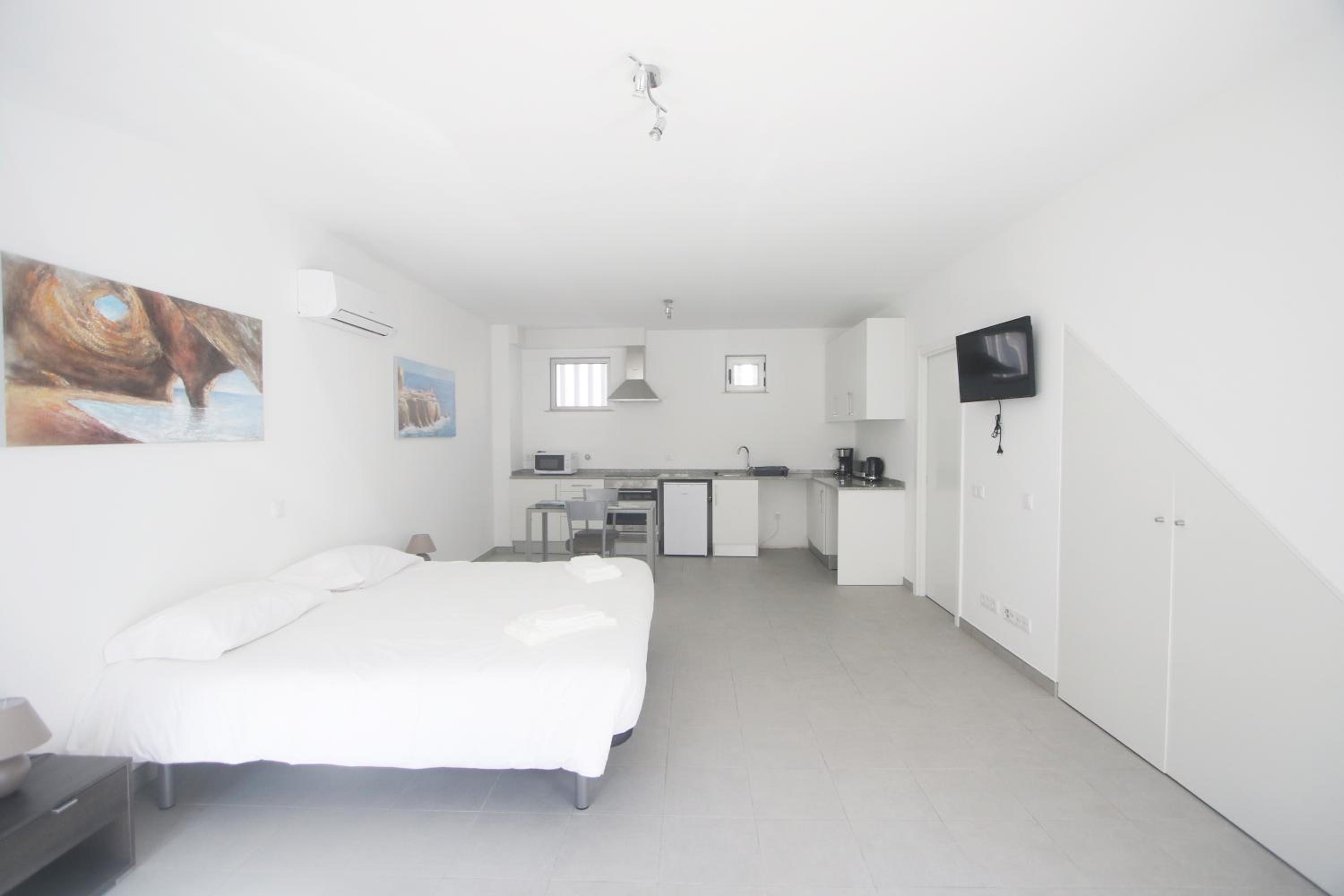 Double or Twin Room with Private Bathroom photo 2