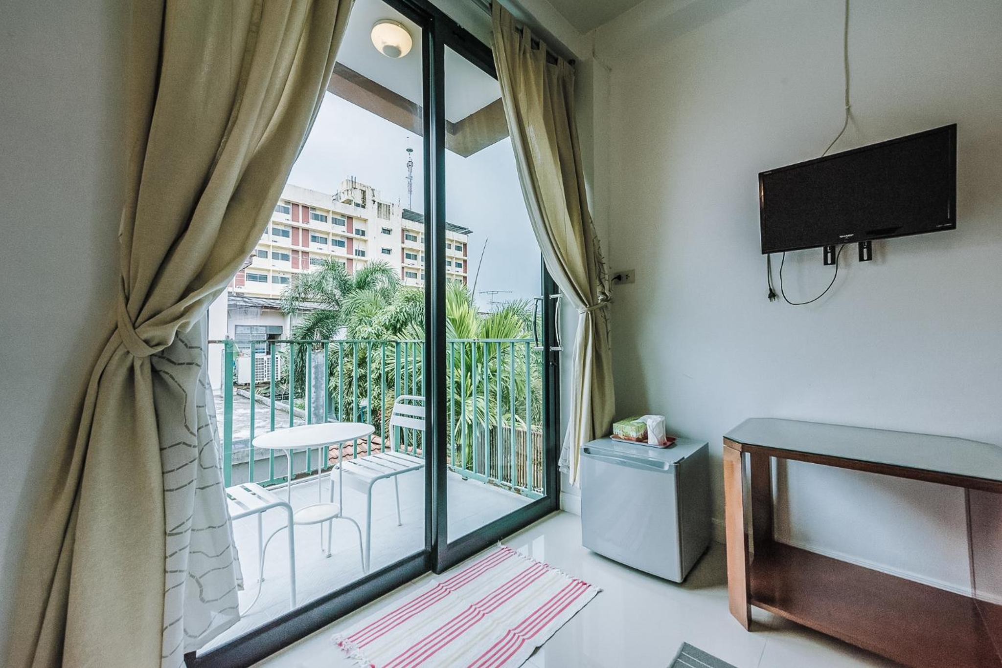 Apartment with Balcony - Photo 8