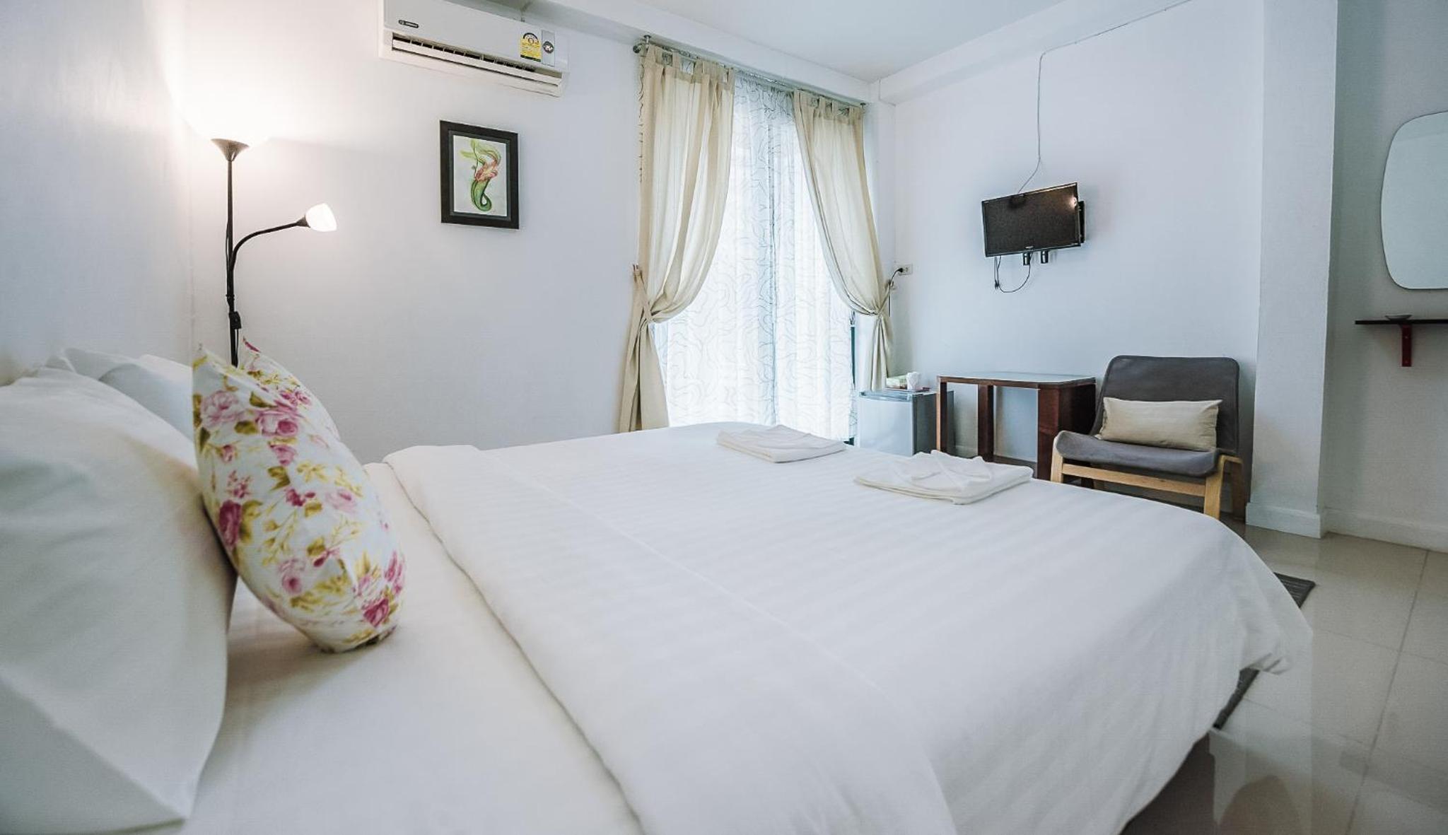 Apartment with Balcony - Photo 6