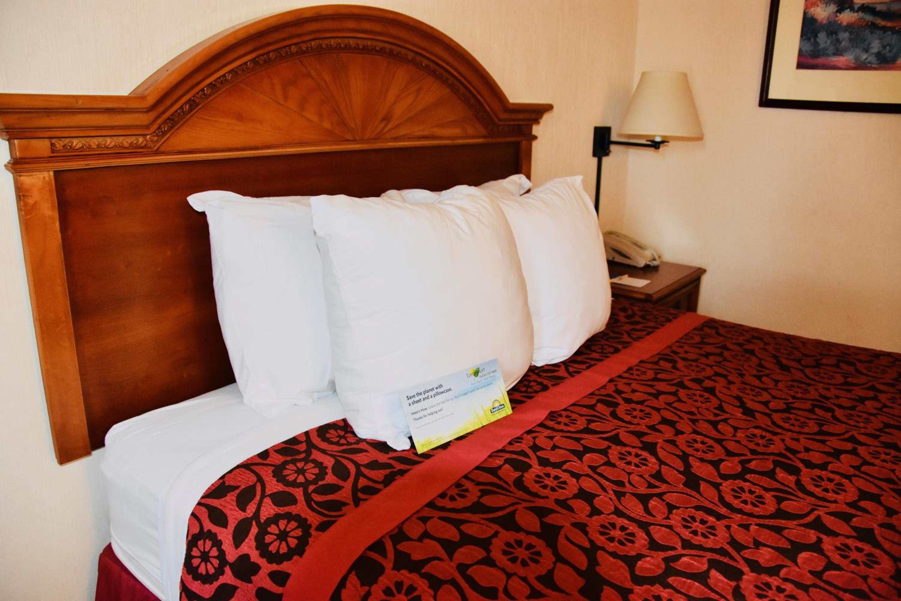 Queen Room - Mobility Access/Non-Smoking photo 1