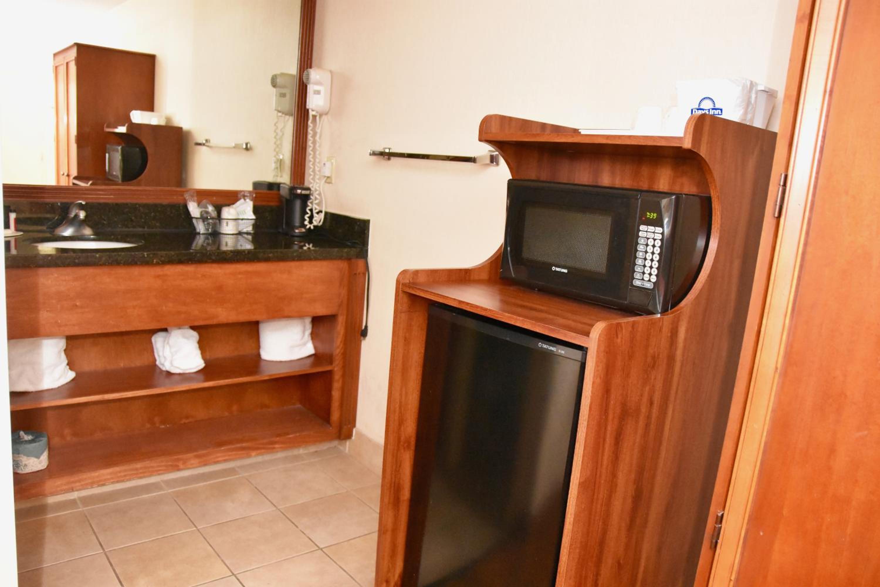 Queen Room - Mobility Access/Non-Smoking photo 2