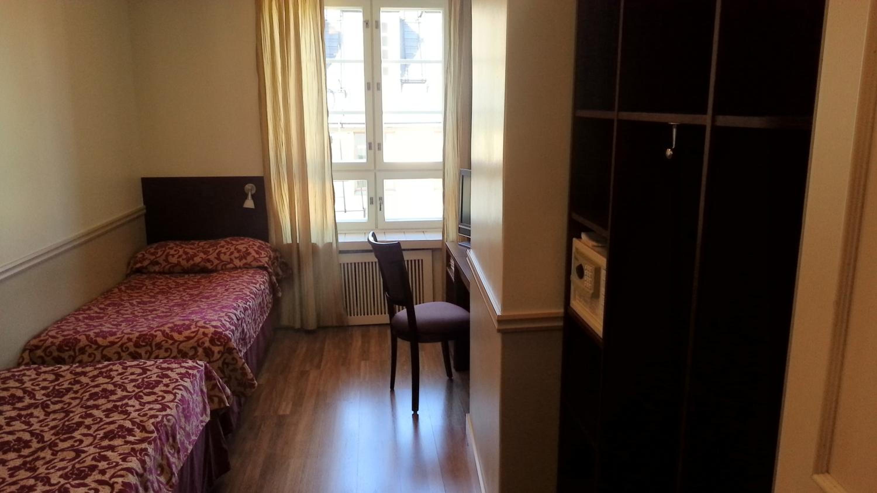 Standard Twin Room thumbnail 5