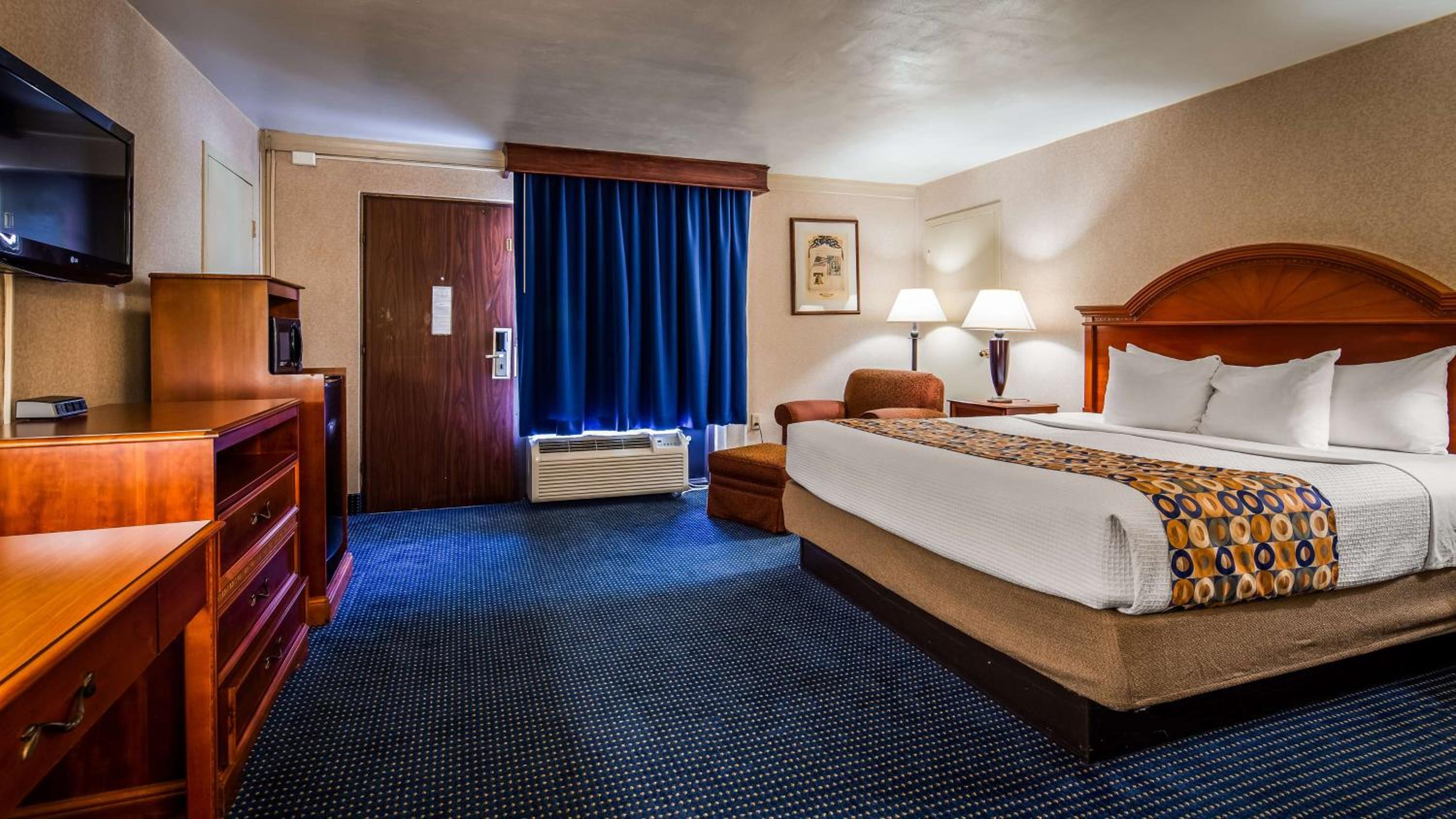 Deluxe King Room - Non-Smoking photo 3