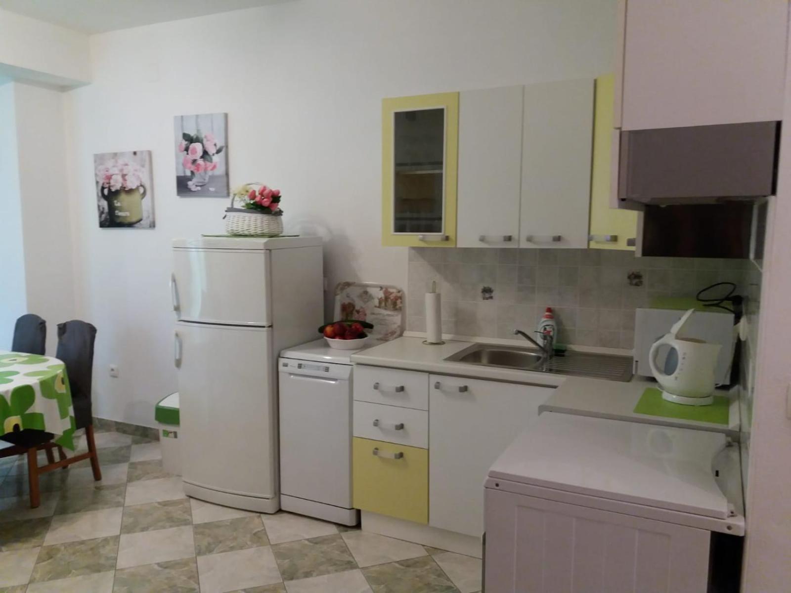 Apartment with Balcony and Sea View - Photo 4