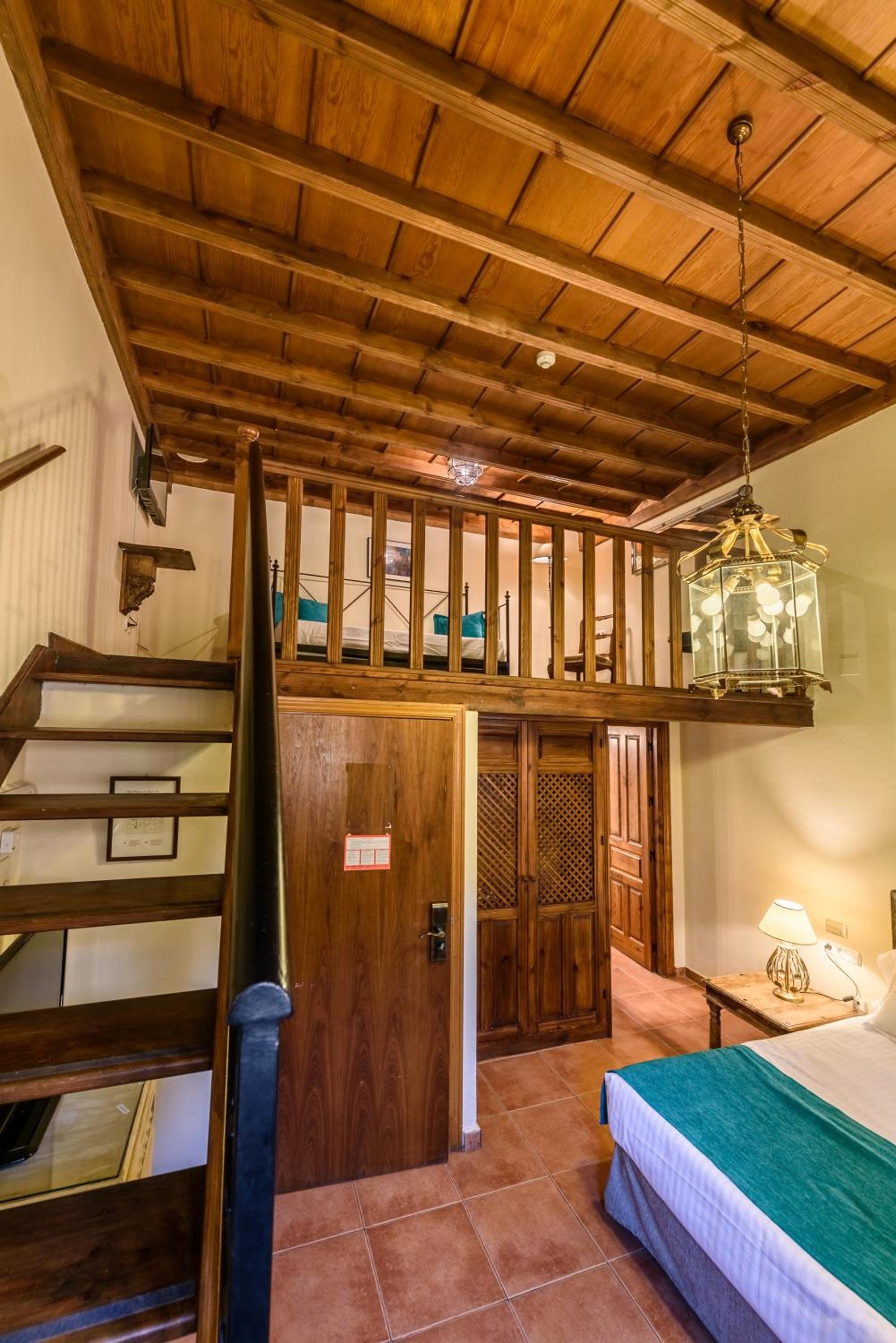 Family Room (2 Adults + 2 Children) - Photo 3