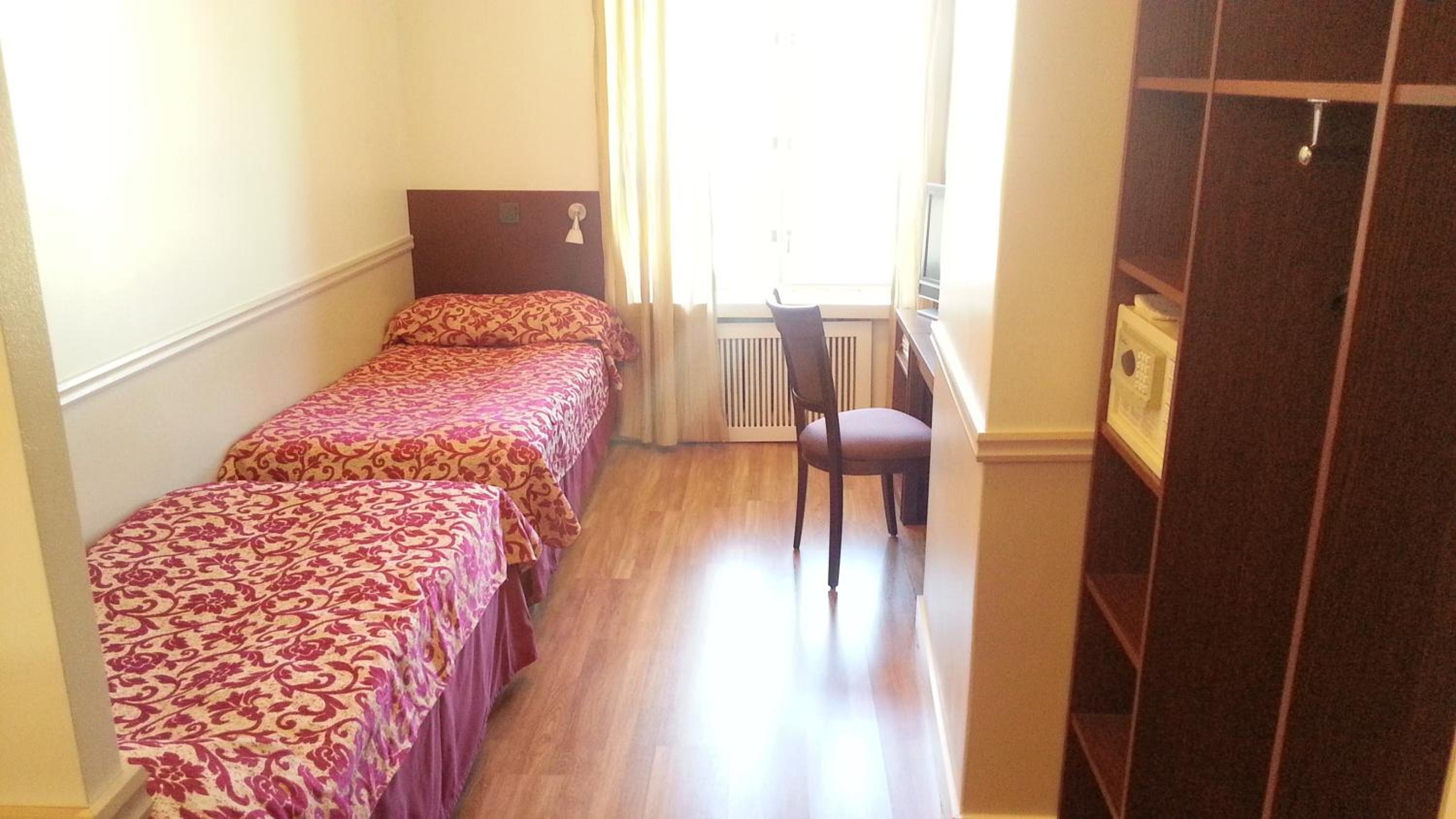 Standard Twin Room thumbnail 6