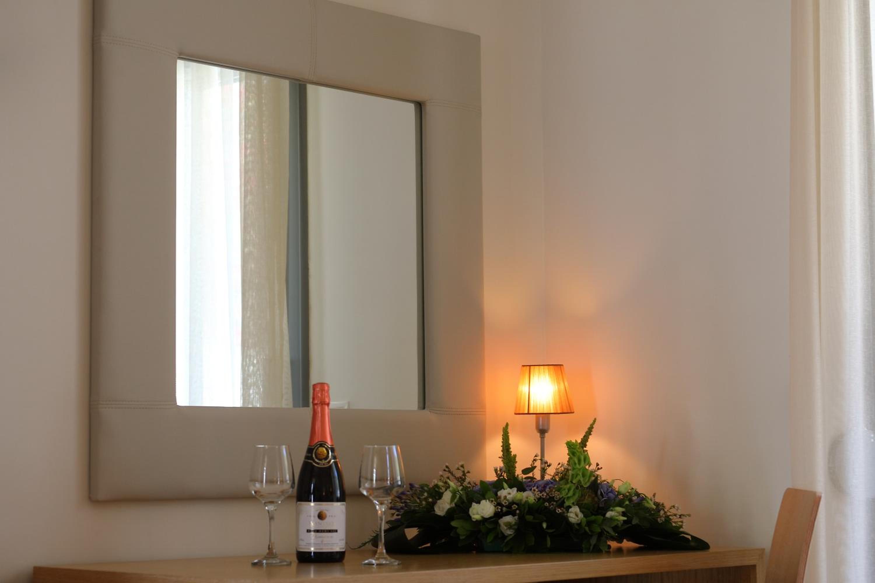Artemis Plaza, Bilde 5