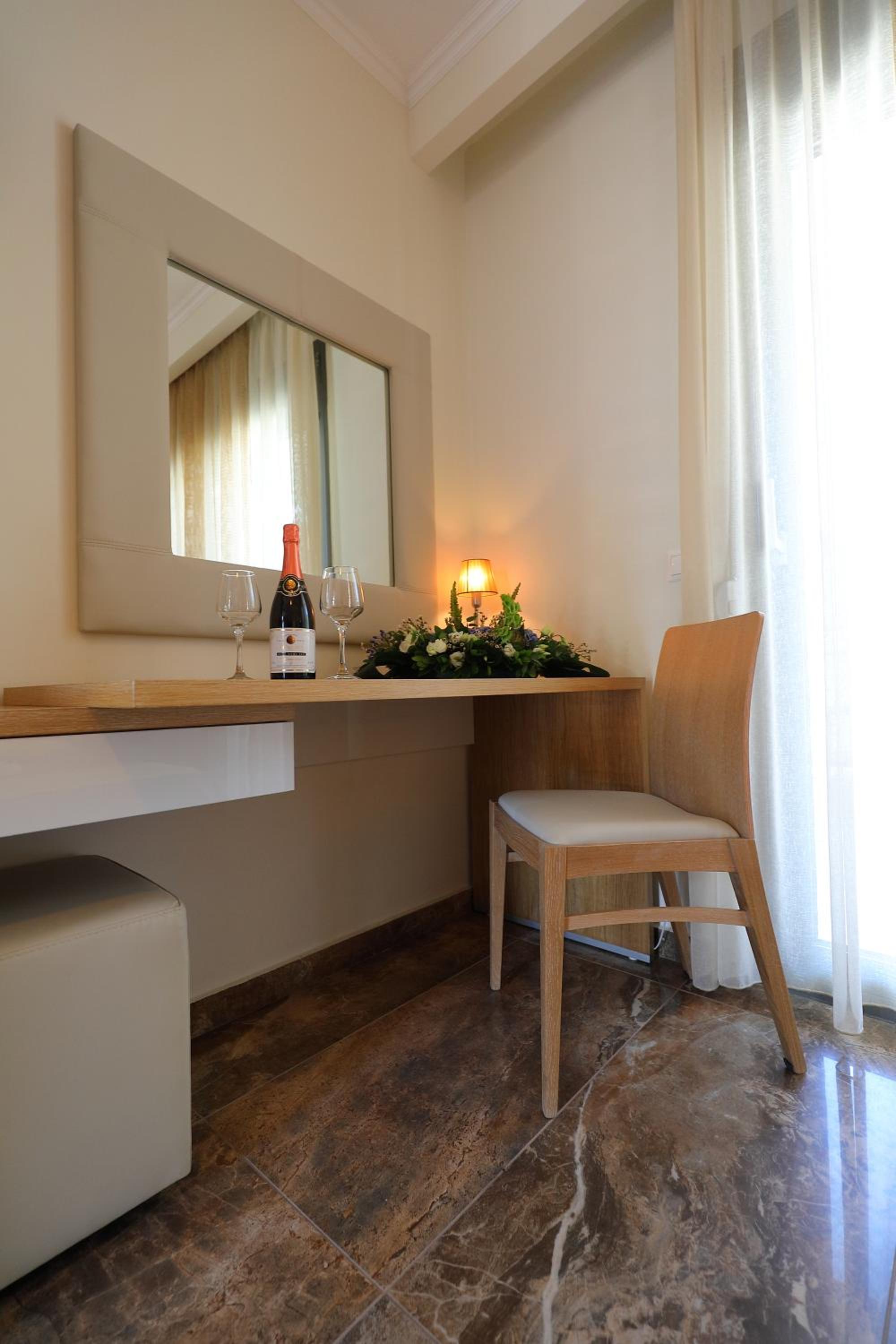 Artemis Plaza, Bilde 8