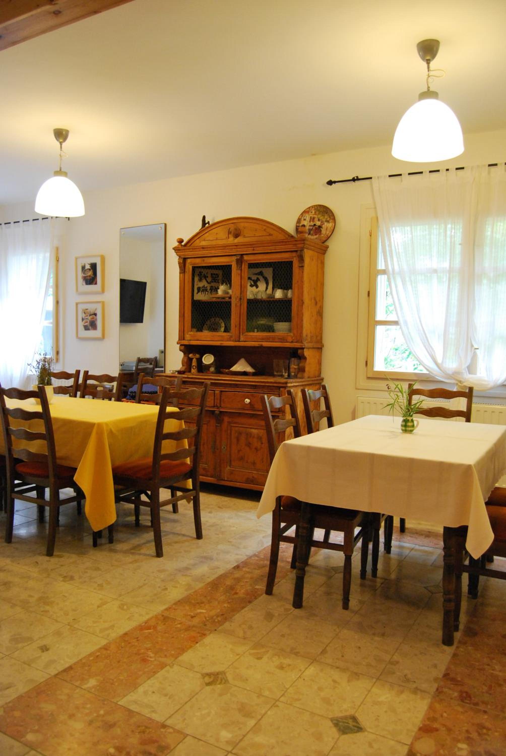Eight-Bedroom House photo 3