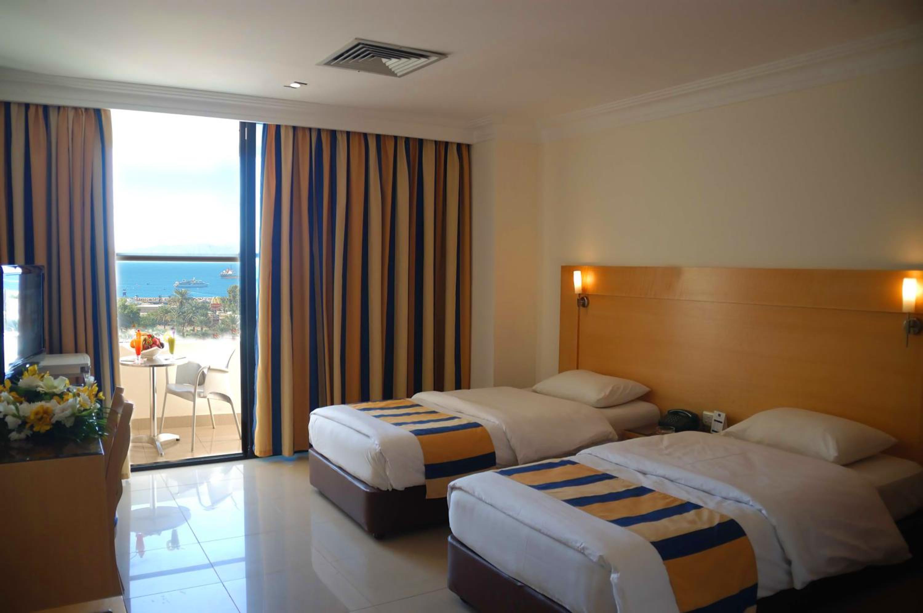 Standard Twin Room with Sea View - Photo 2