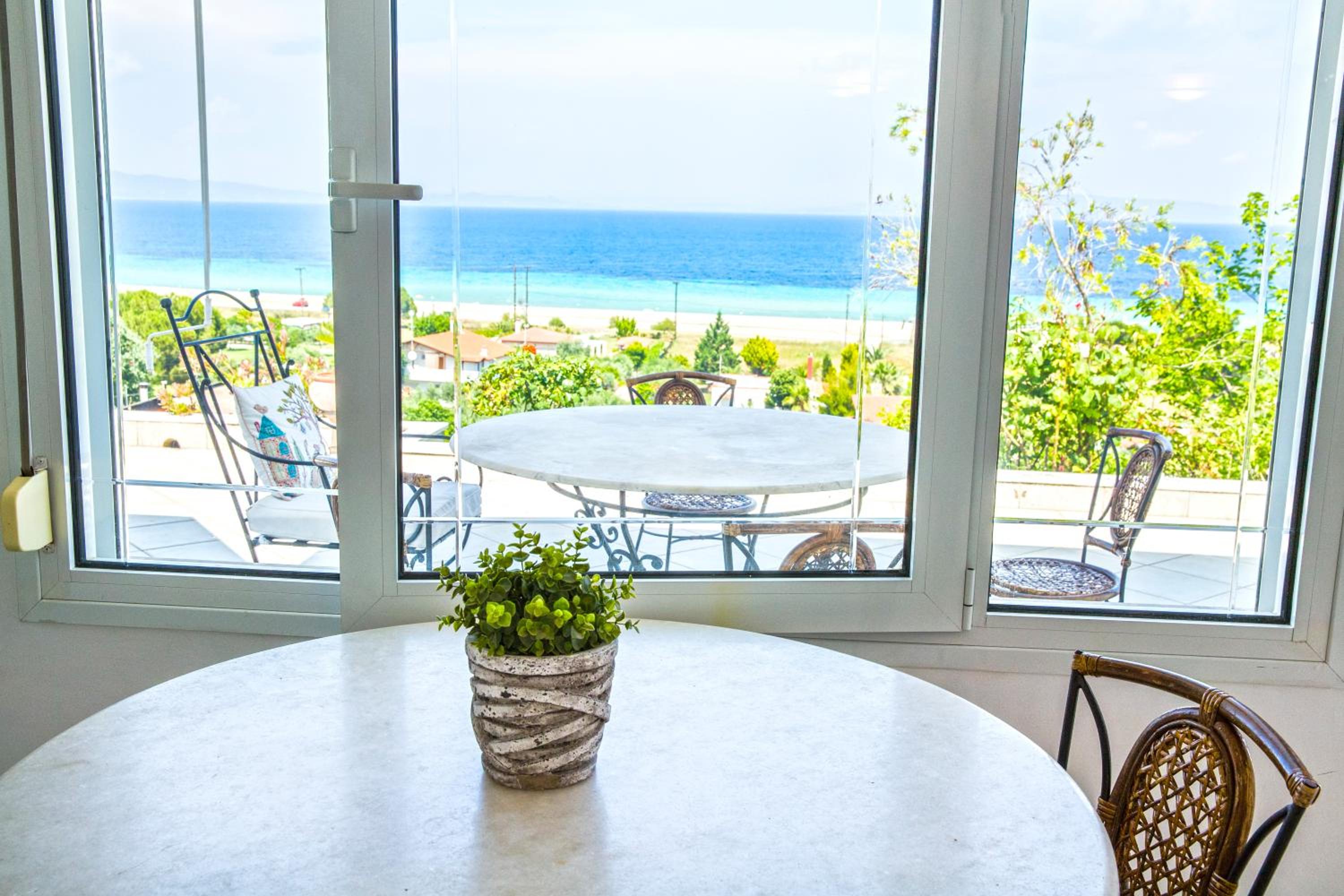 Deluxe One-Bedroom Apartment with Ocean View photo 2