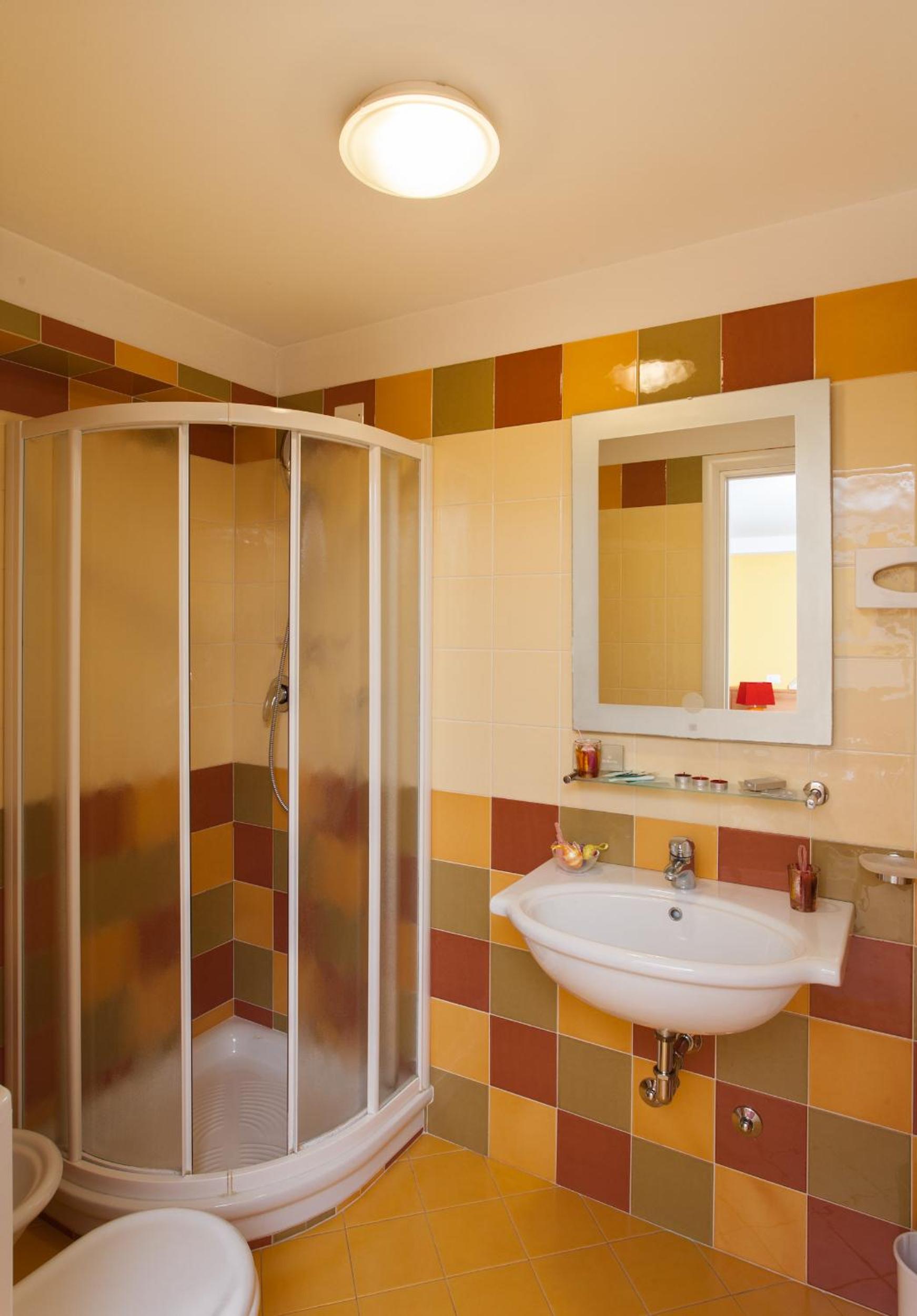 Quadruple Room with Balcony - Photo 4