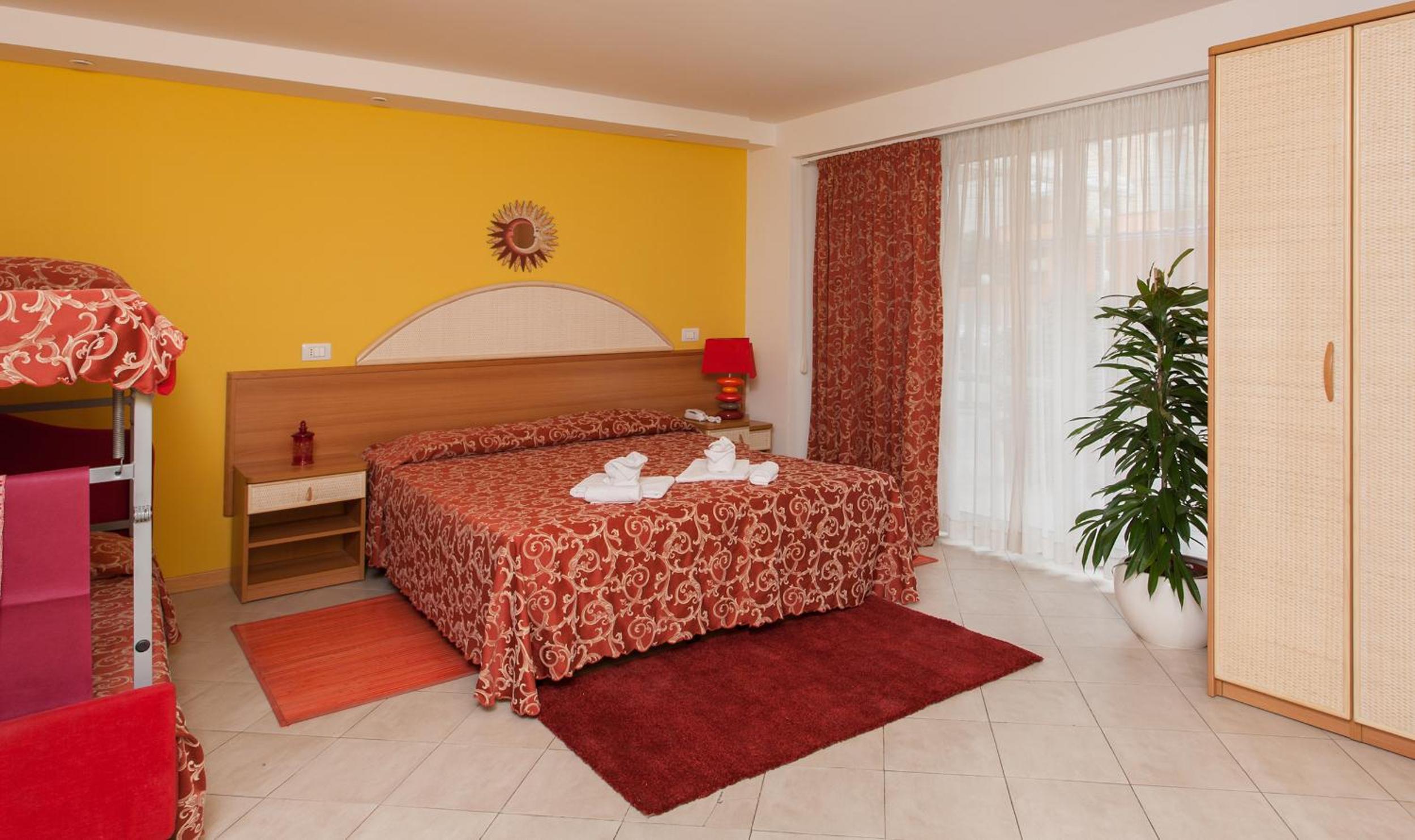 Quadruple Room with Balcony - Photo 1