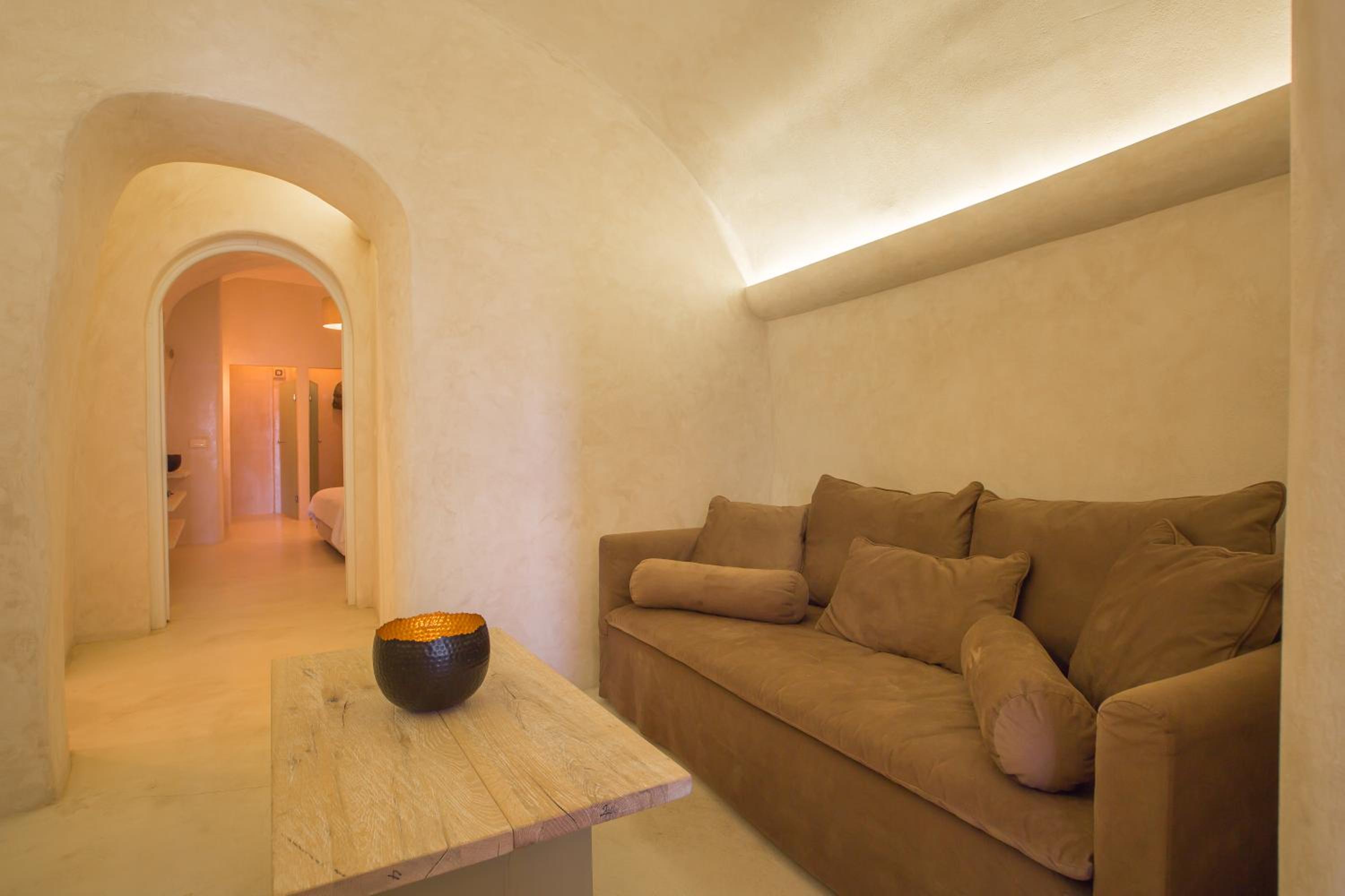 Cave Villa with Outdoor Hot Tub photo 3