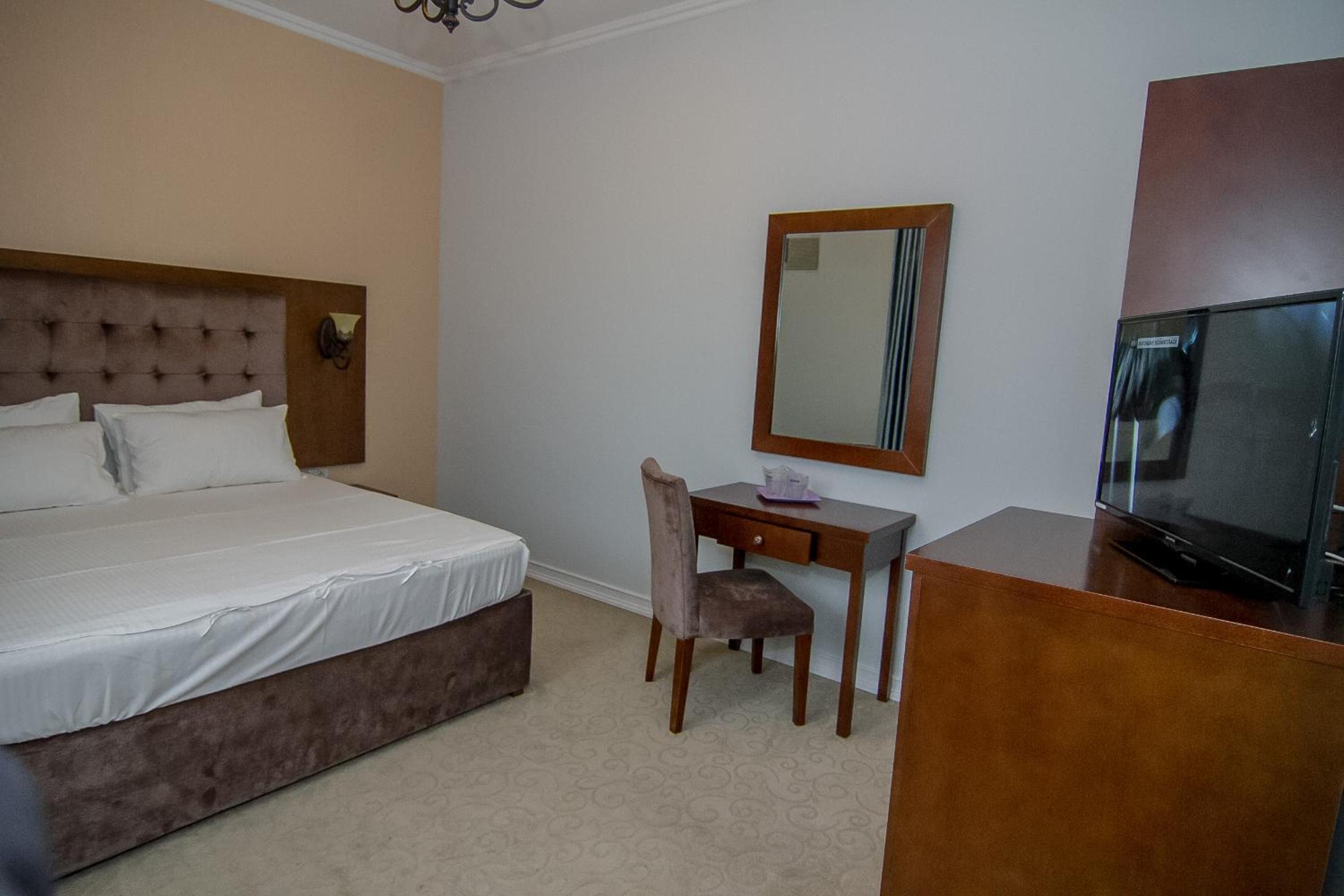 Queen Room with Balcony photo 2