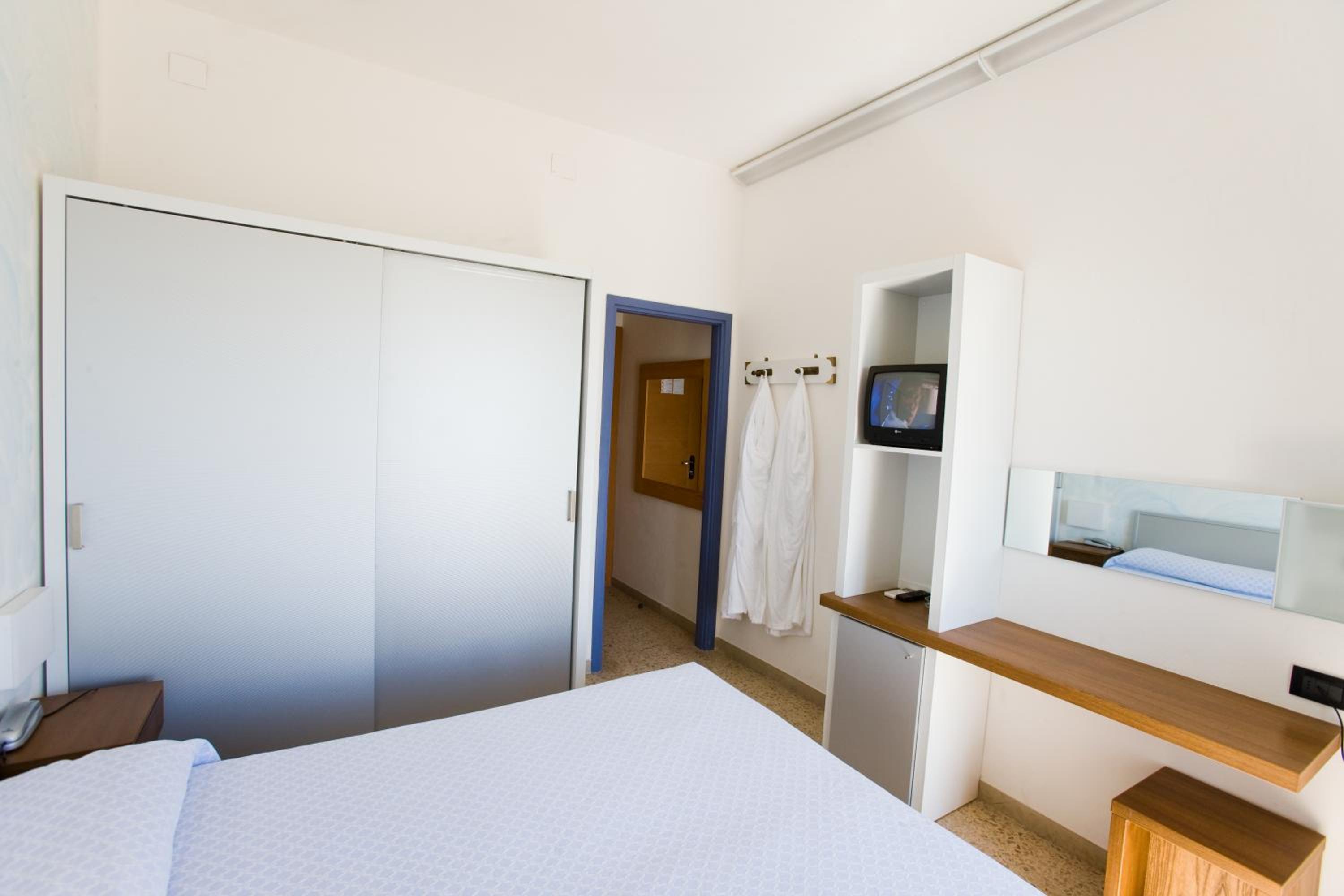 Double or Twin Room with Sea View photo 3
