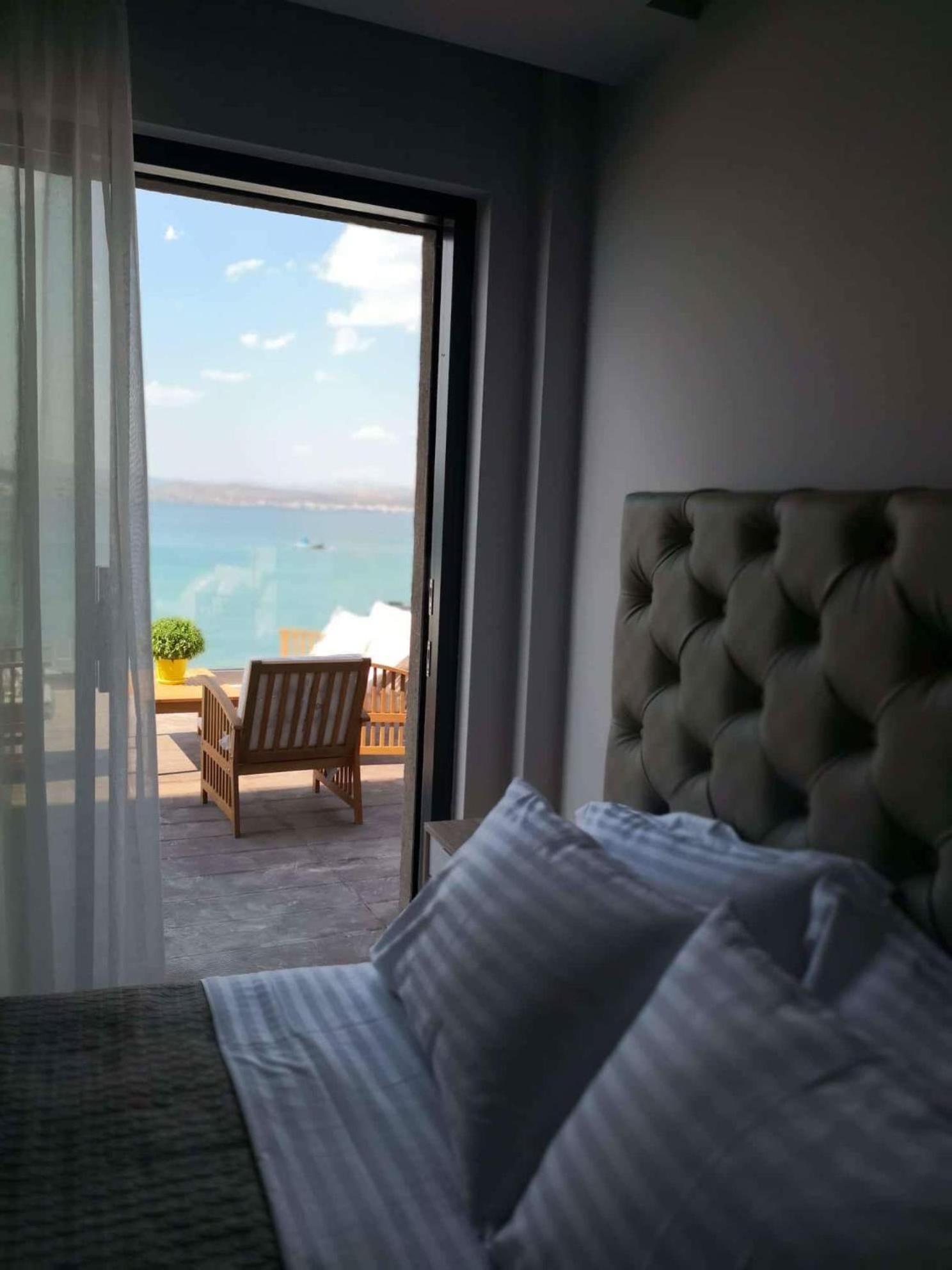 Honeymoon Suite with Sea View & Hot Tub photo 2
