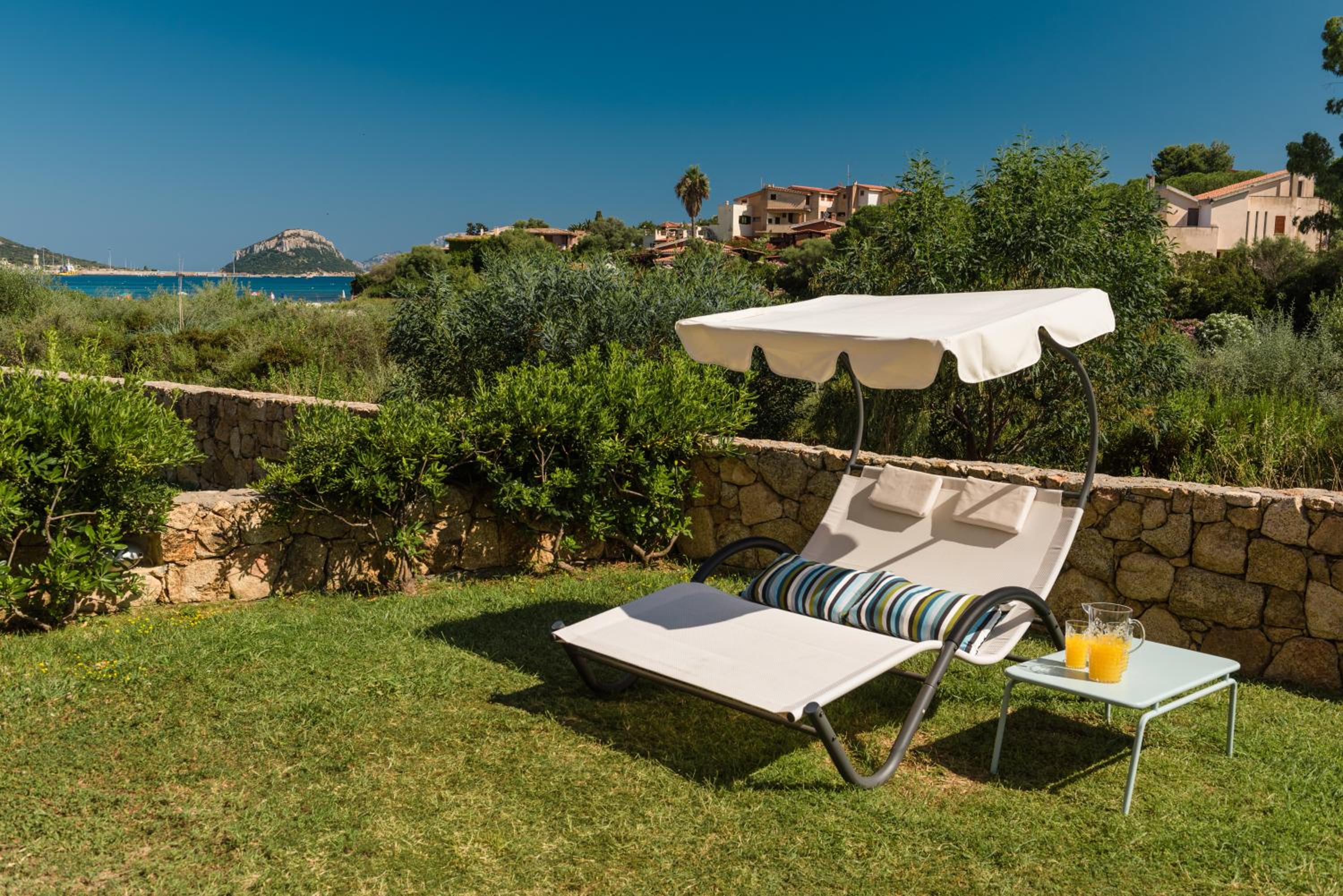 Four- Bedroom Apartment with Garden and Sea View photo 3