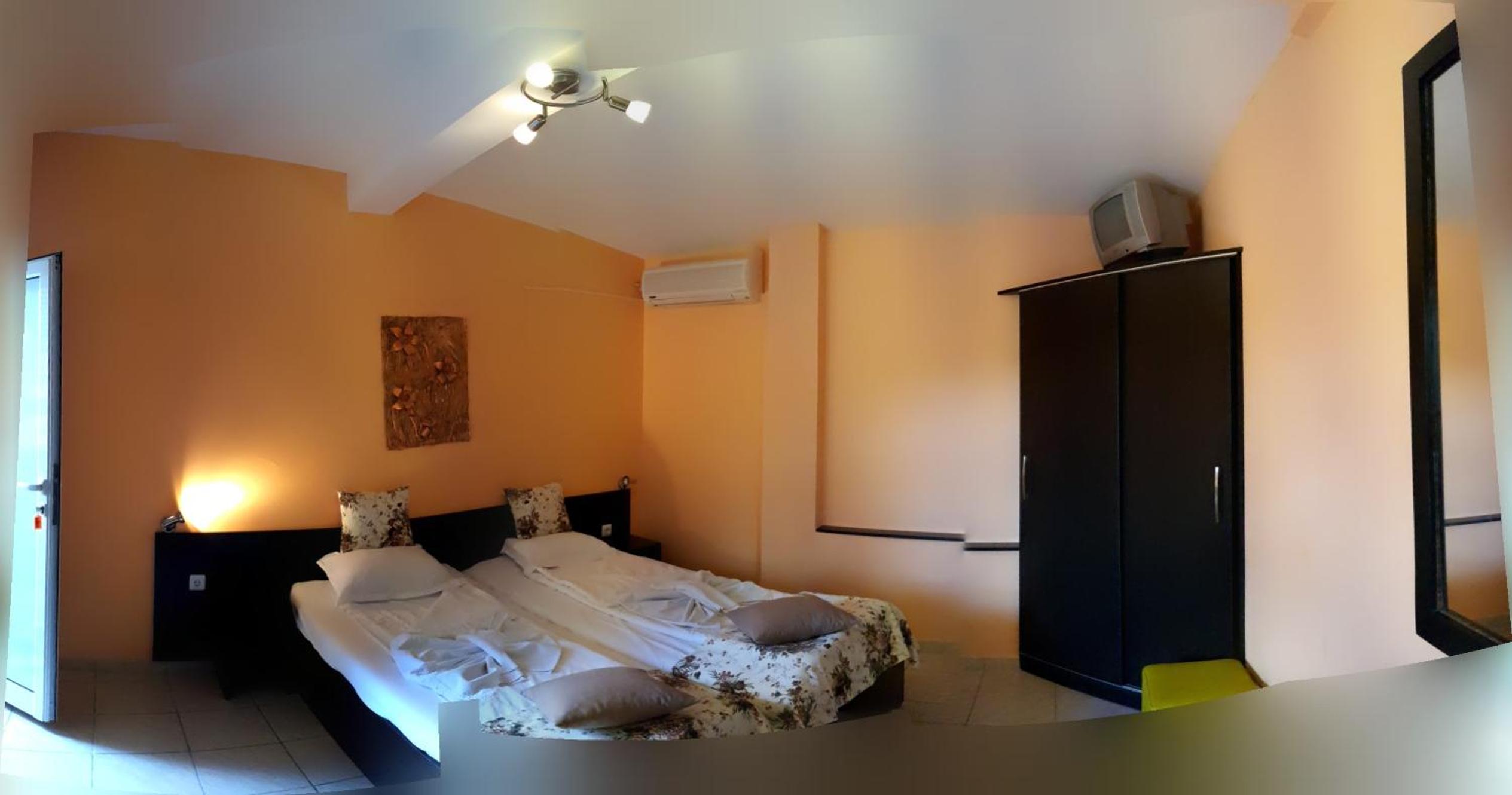 Double Room - Photo 9