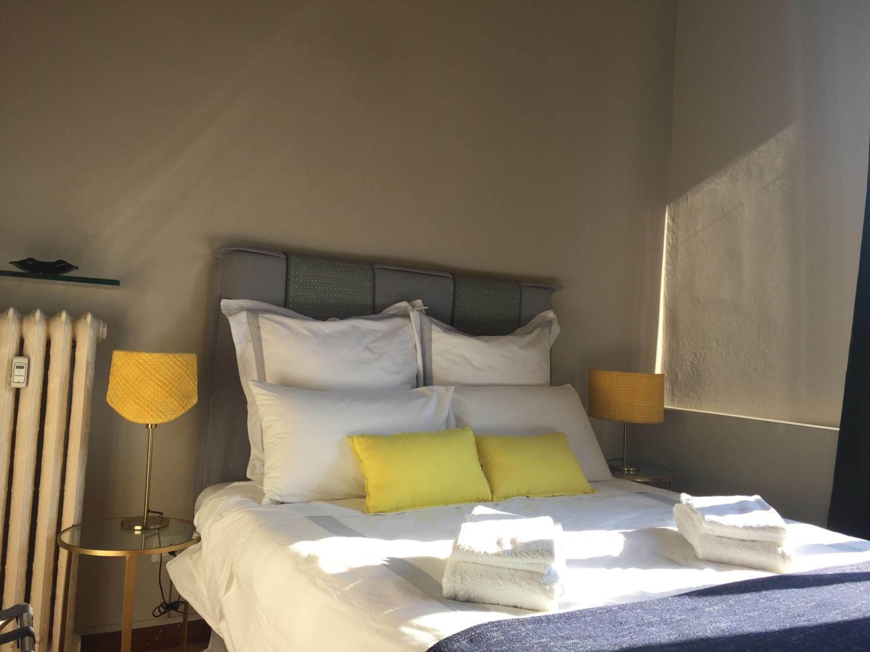 Deluxe Room - Photo 17
