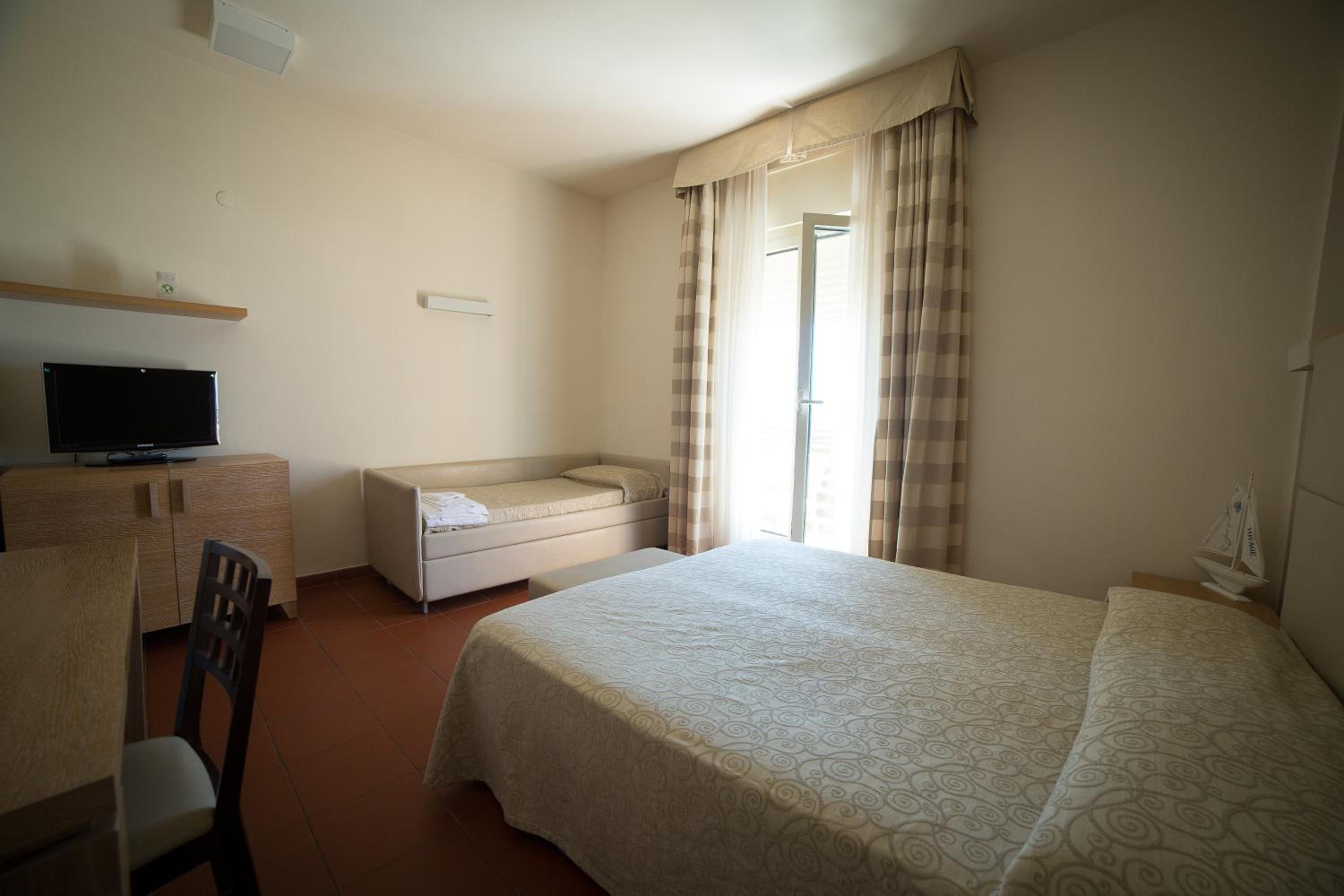 Triple Room with Balcony and Sea View photo 2