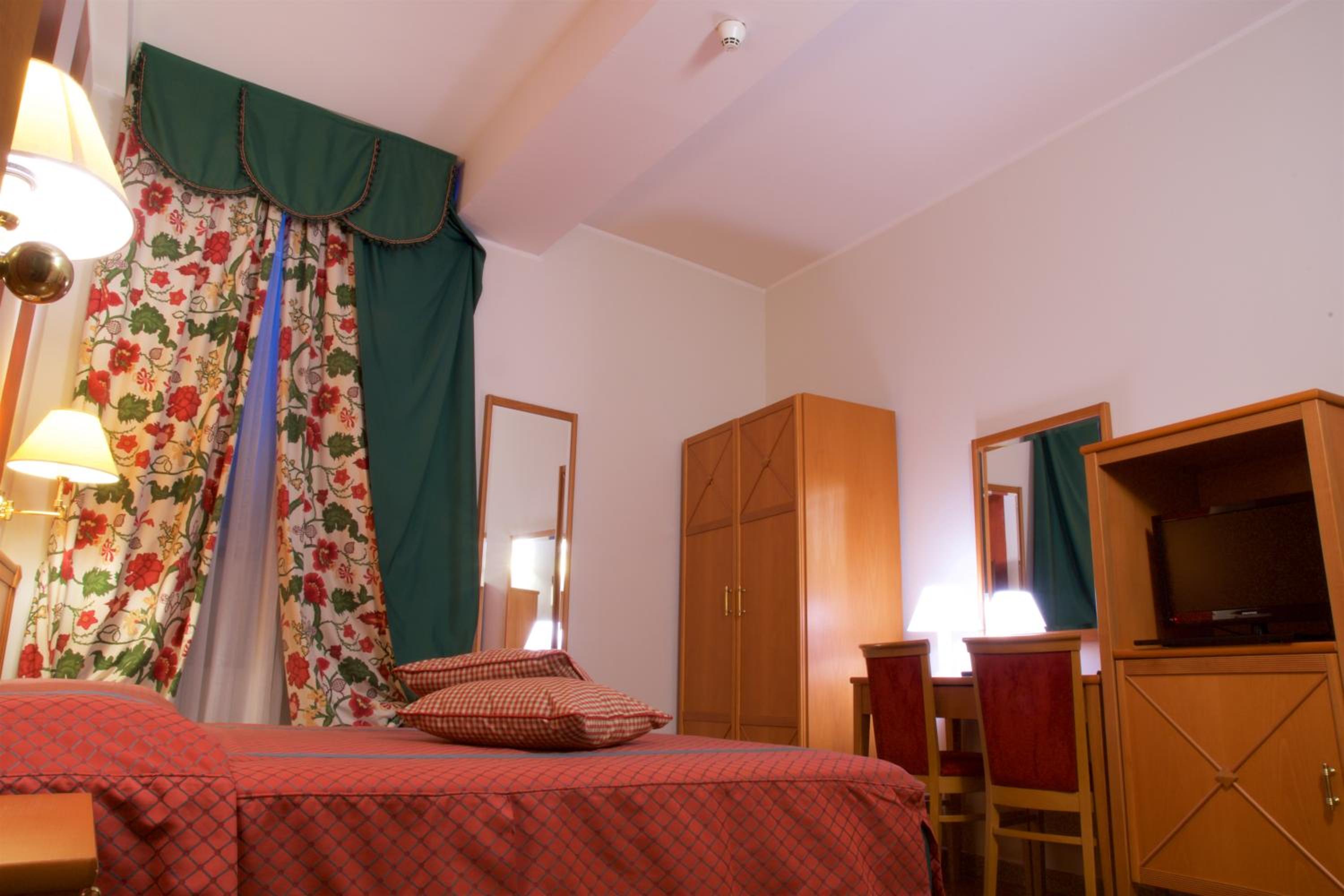 Classic Double or Twin Room - Photo 14
