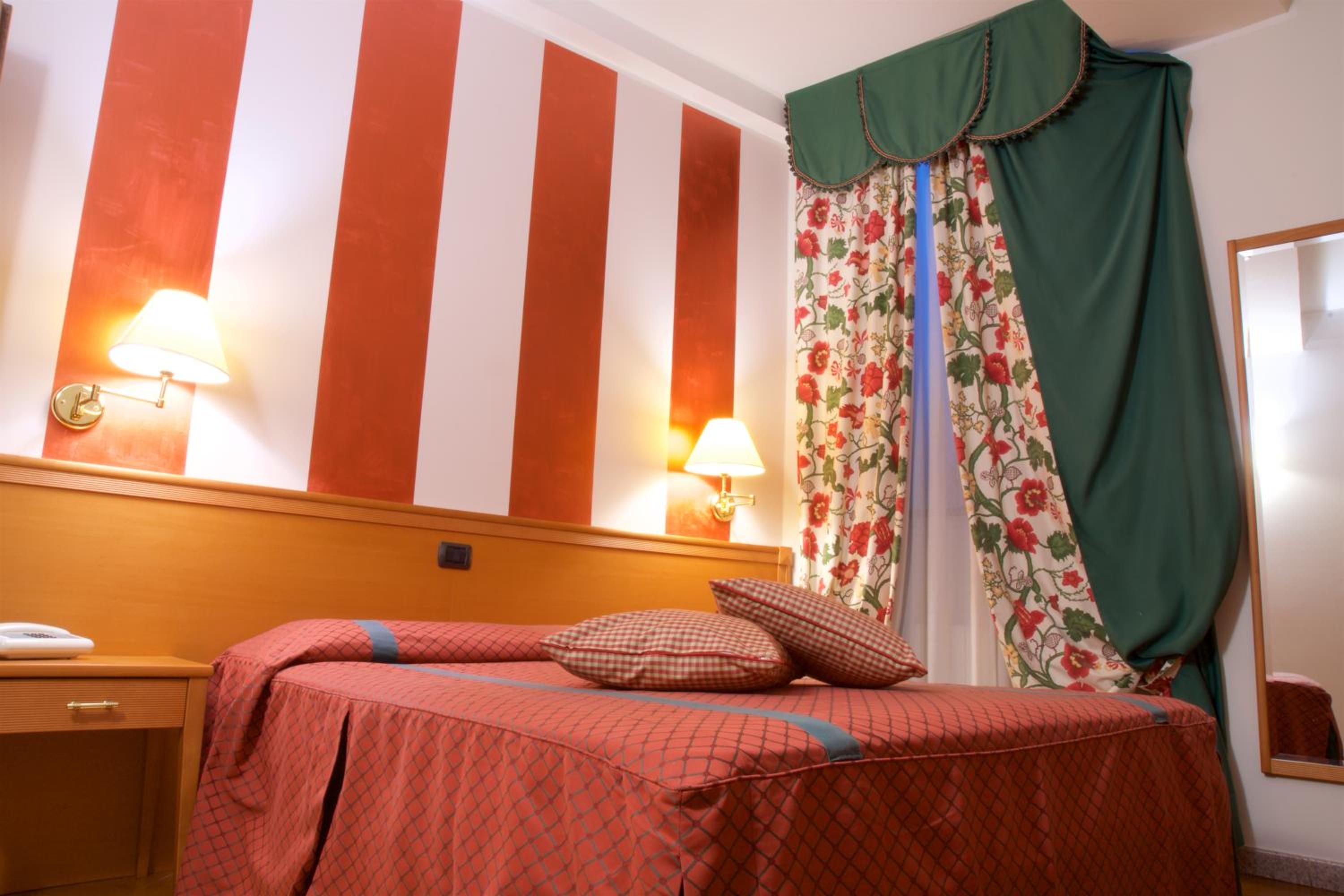 Classic Double or Twin Room - Photo 17
