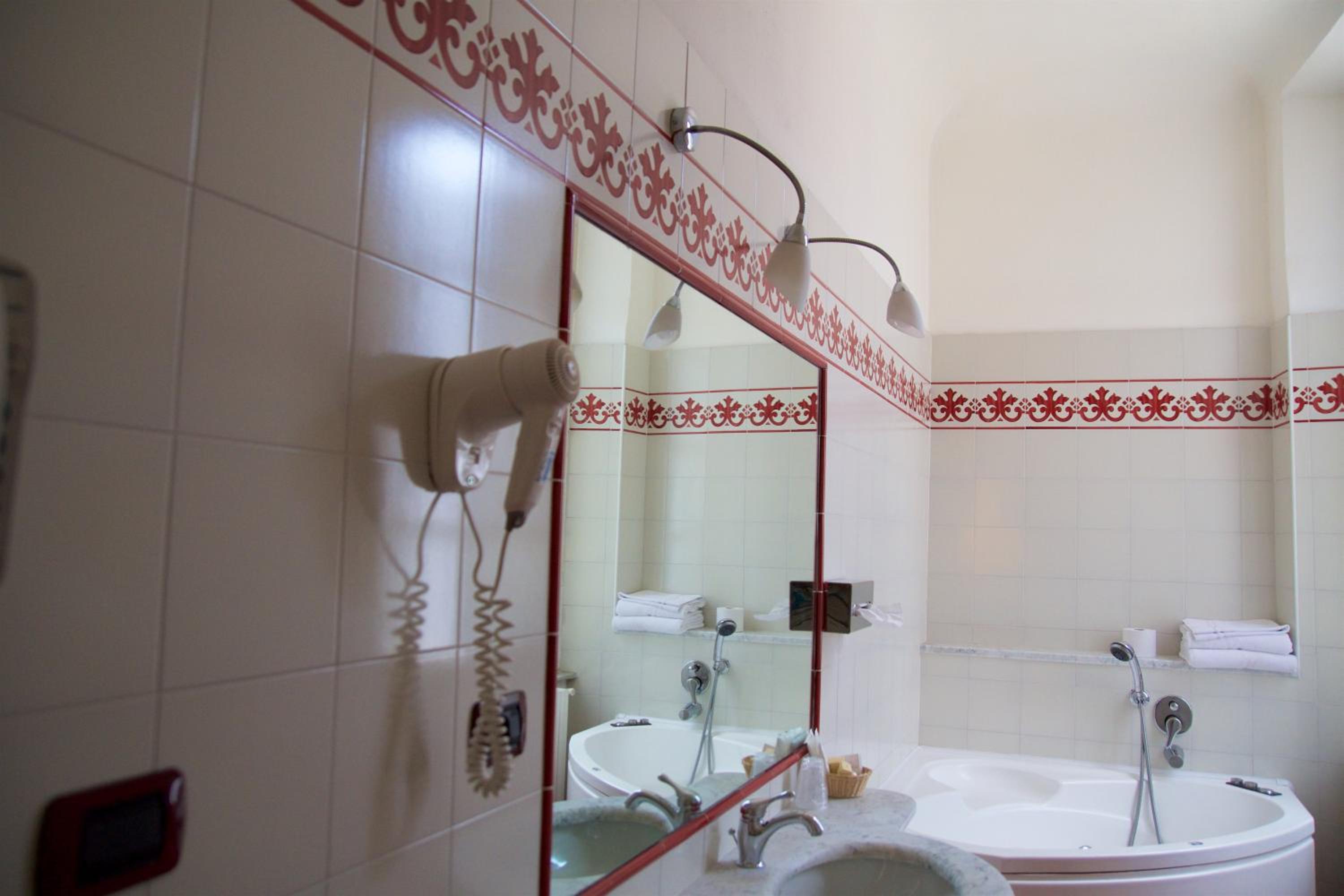 Deluxe Suite - Photo 16