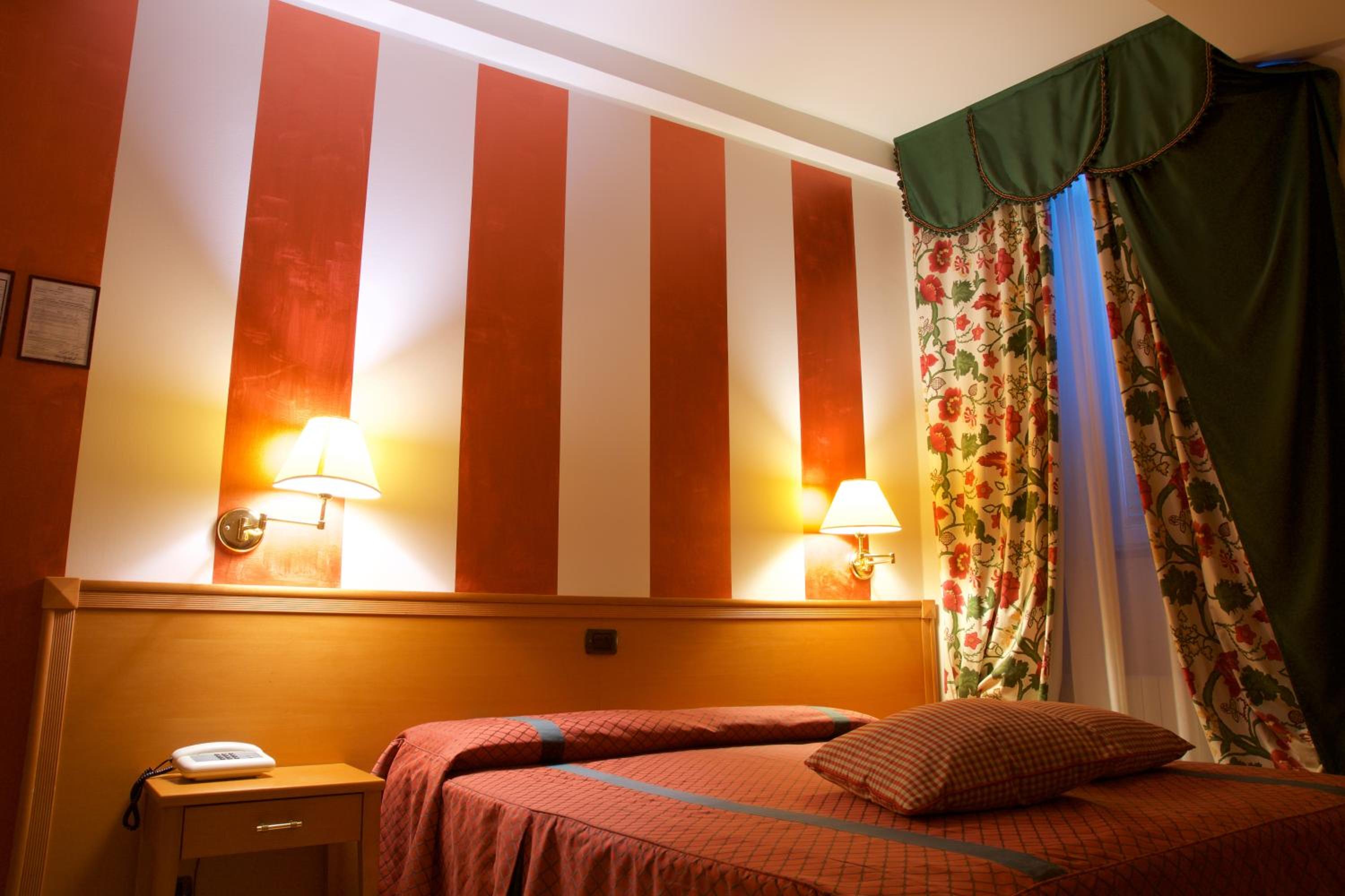 Classic Double or Twin Room - Photo 10