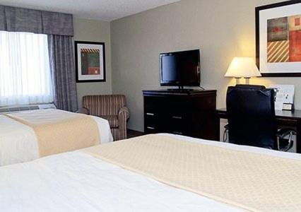 Queen Room with Two Queen Beds - Non-Smoking - Photo 6