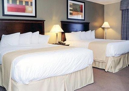 Queen Room with Two Queen Beds - Non-Smoking - Photo 1