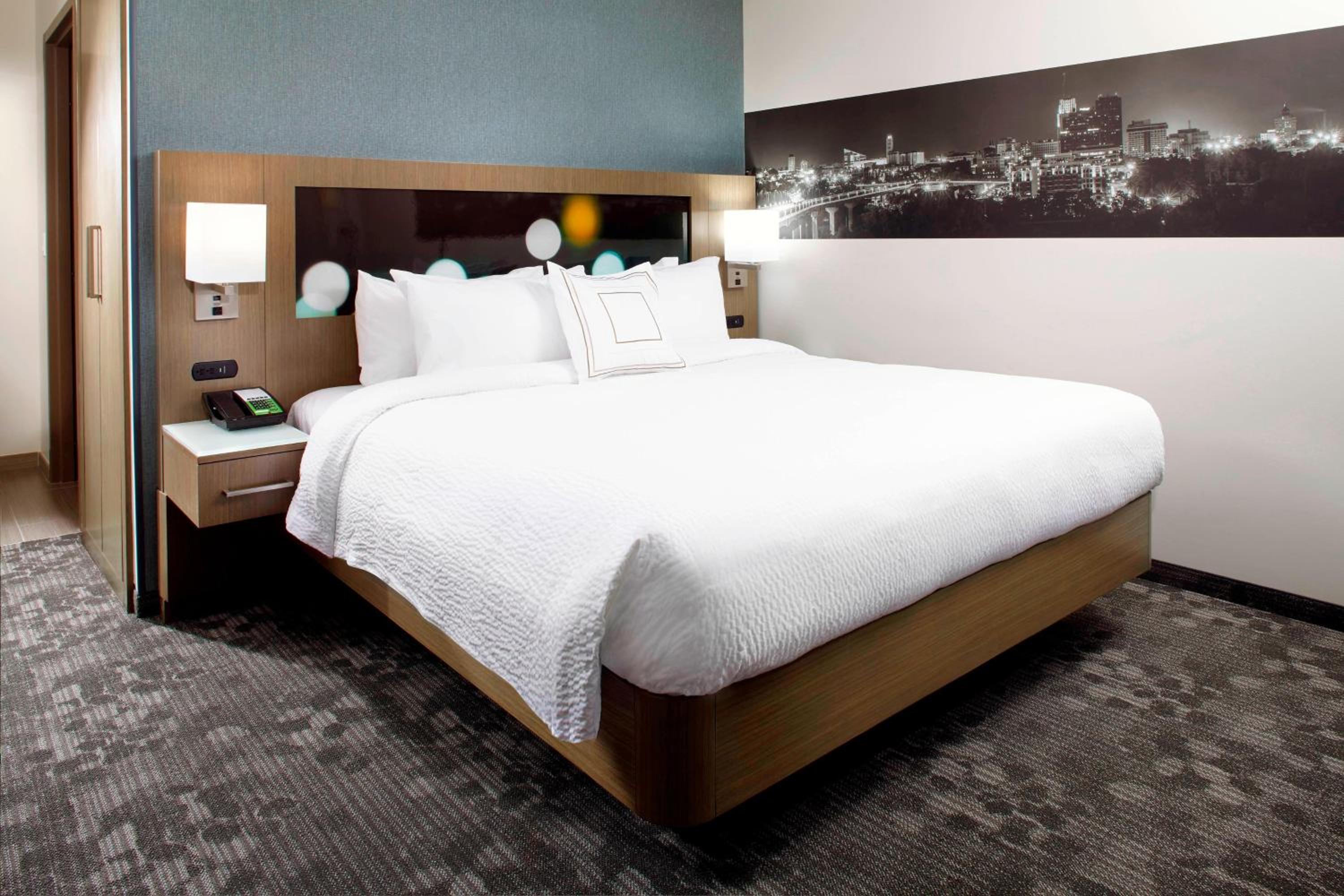 King Room with Bathtub-mobility Access/Hearing Accessible