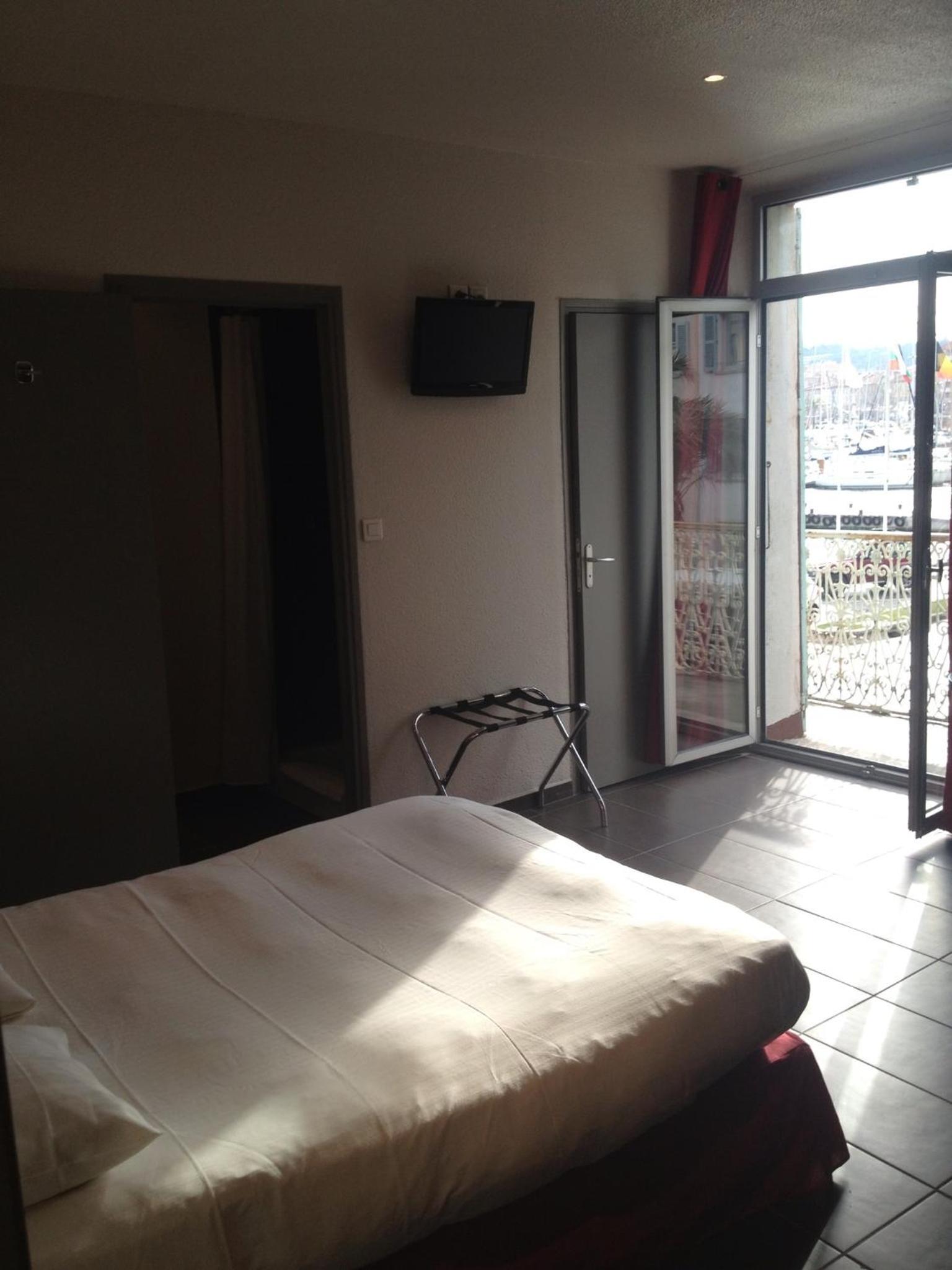 Family Room with Harbor View - Photo 3