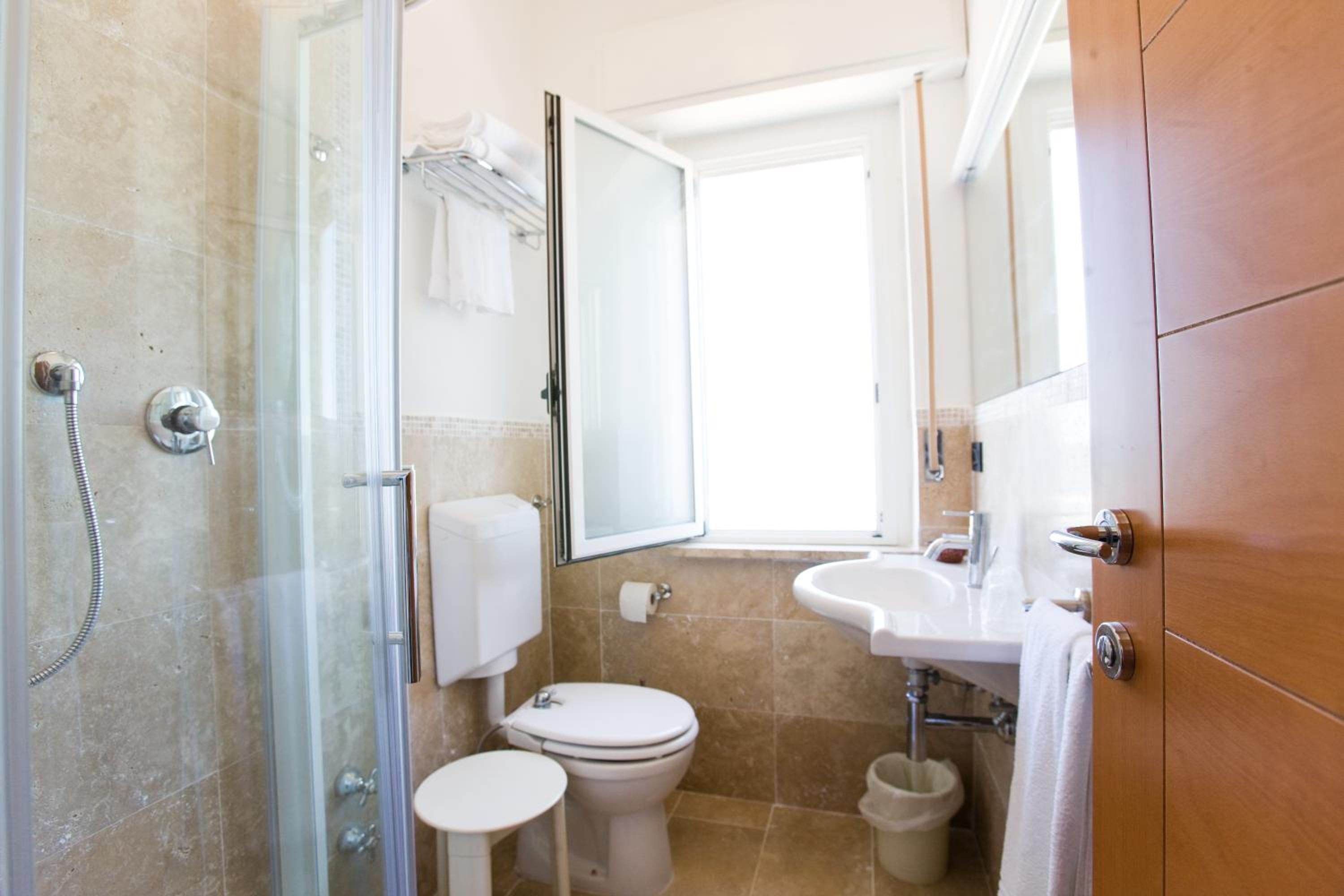 Double or Twin Room with Balcony and Beach Access photo 2