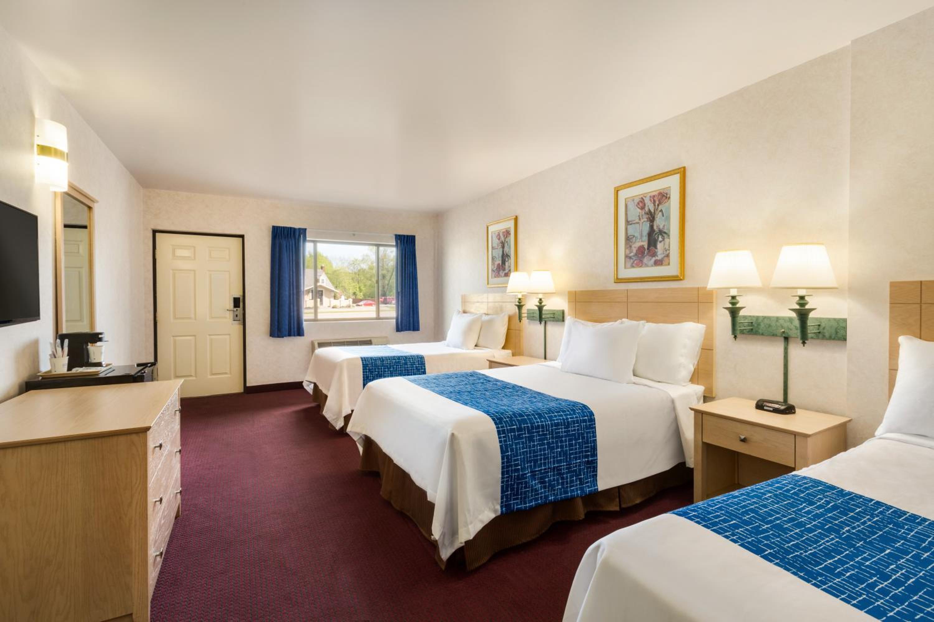 Three Double Beds - Non-Smoking - Photo 2