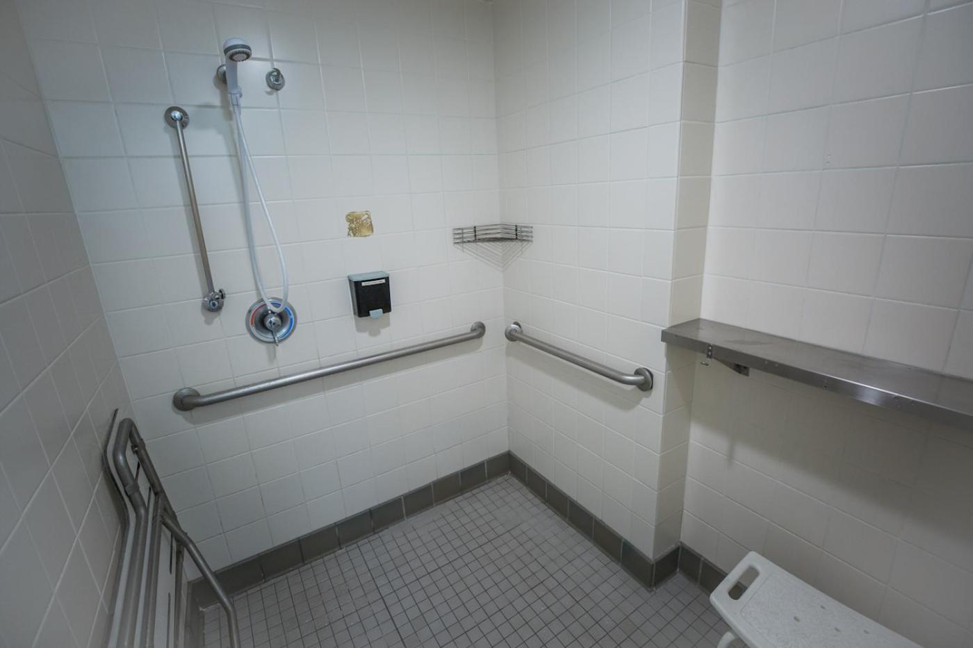 Single Bed in 6-Bed Male Dorm - Shared Bath photo 3